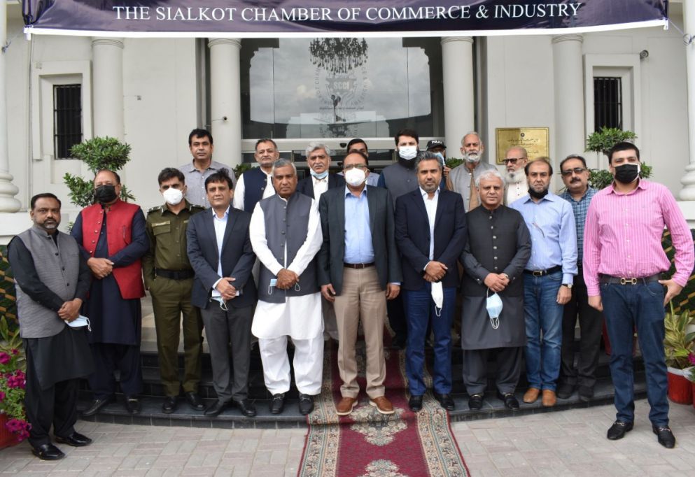 On April 22, 2021, Mr. Zulifqar Ghuman, Commissioner, Gujranwala, Mr.  Abdul Ghaffar Qaisarani, District Police Office, Sialkot and Mr. Tahir Farooq, Deputy Commissioner, Sialkot visited Sialkot Chamber for a session with members of the Chamber. Mr. Qaisar Iqbal Baryar, President, SCCI warmly welcomed the honorable guests and lauded Mr. Zulifqar Ghuman for his commendable services rendered in Administration, Management and other Departments of Government.  President Sialkot Chamber requested the Commissioner,  Gujranwala to provide special facilitation to Sialkot on issues pertaining to early execution of the projects like Sialkot Industrial Zone, Sialkot Ring Road, Shahab Pura Chowk overhead bridge,  Pasrur road and Wazirabad Road. Mr. Zulfiqar Ghuman assured all his possible support in execution and early completion of above projects highlighted by the President Sialkot Chamber.