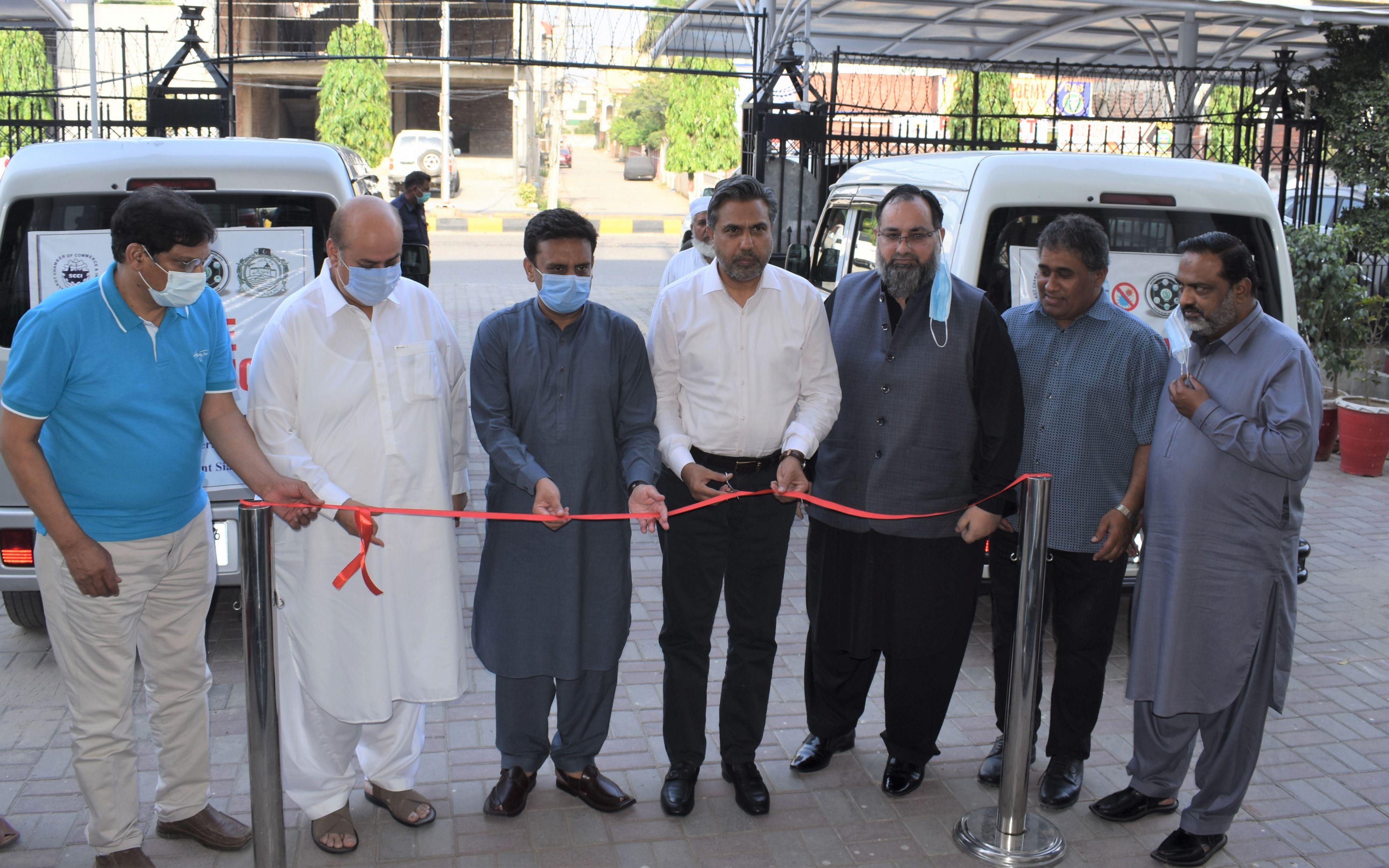 On June 05, 2021, Mr. Qaisar Iqbal Baryar, President, SCCI and Mr. Khuram Aslam, Senior Vice President, SCCI inaugurated “Mobile vaccination”, A Joint project of SCCI and National Command Operation Center (NCOC) at Sialkot Chamber of Commerce & Industry. Deputy Commissioner Sialkot Mr. Tahir Farooq also graced the ceremony. This joint project of SCCI and NCOC will accelerate the campaign of vaccination and support the ongoing national efforts to overcome the spread of the COVID-19 in Sialkot city.