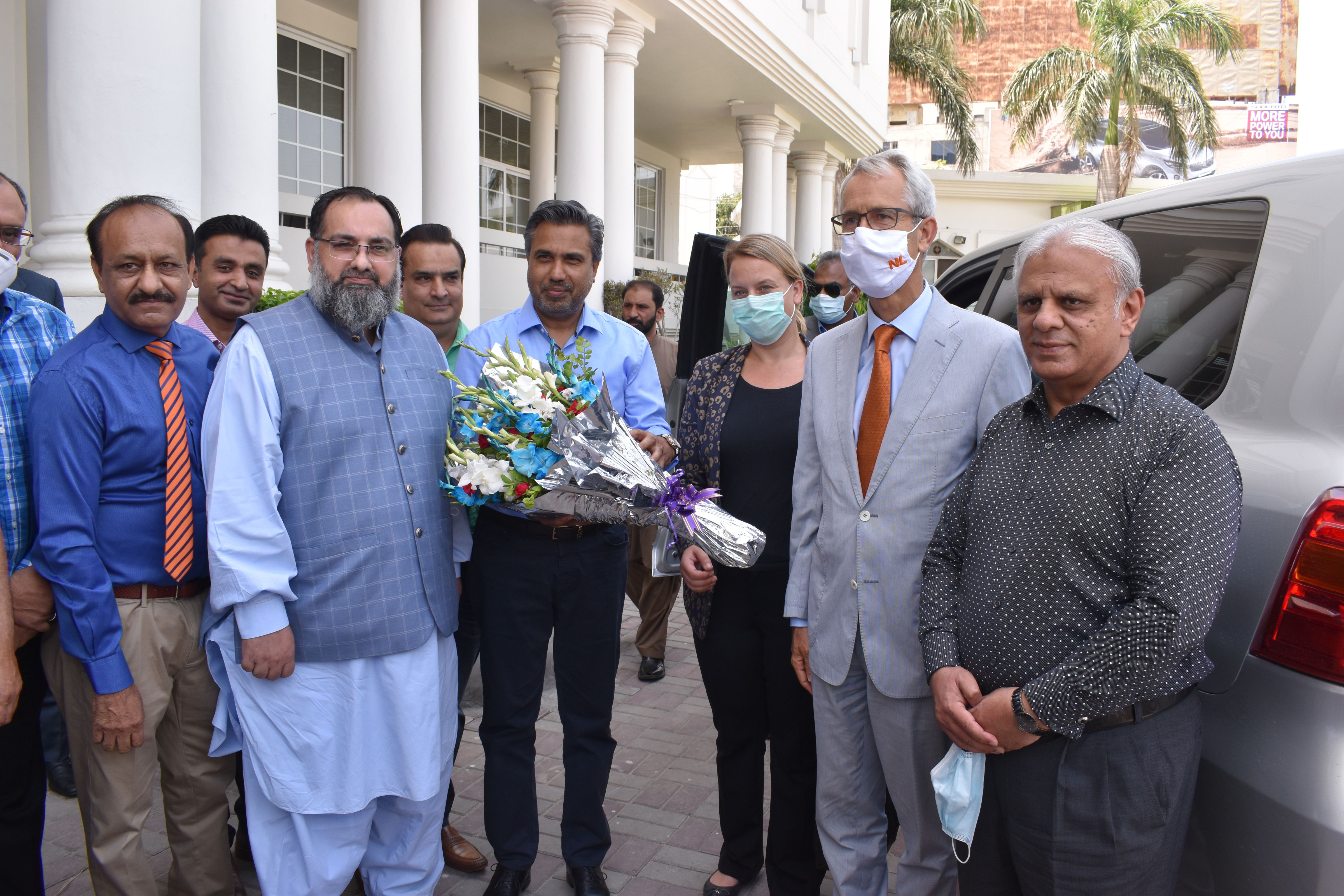 On June 17, 2021, His Excellency’s Mr. Wouter Plomp, Ambassador of the Kingdom of Netherlands visited Sialkot Chamber of Commerce and Industry accompanied by Ms. Winnie van der Wal, First Secretary and Ms. Sundus Munawar, Policy Officer Economic Affairs.  Mr. Qaisar Iqbal Baryar, President, SCCI warmly welcomed the honorable guests and shared his immense pleasure on His Excellency visit to Sialkot Chamber which would result in promoting better understanding and cooperation between the Netherlands Embassy in Pakistan and the Sialkot Chamber of Commerce & Industry by enhancing cooperation in bilateral trade and investment.