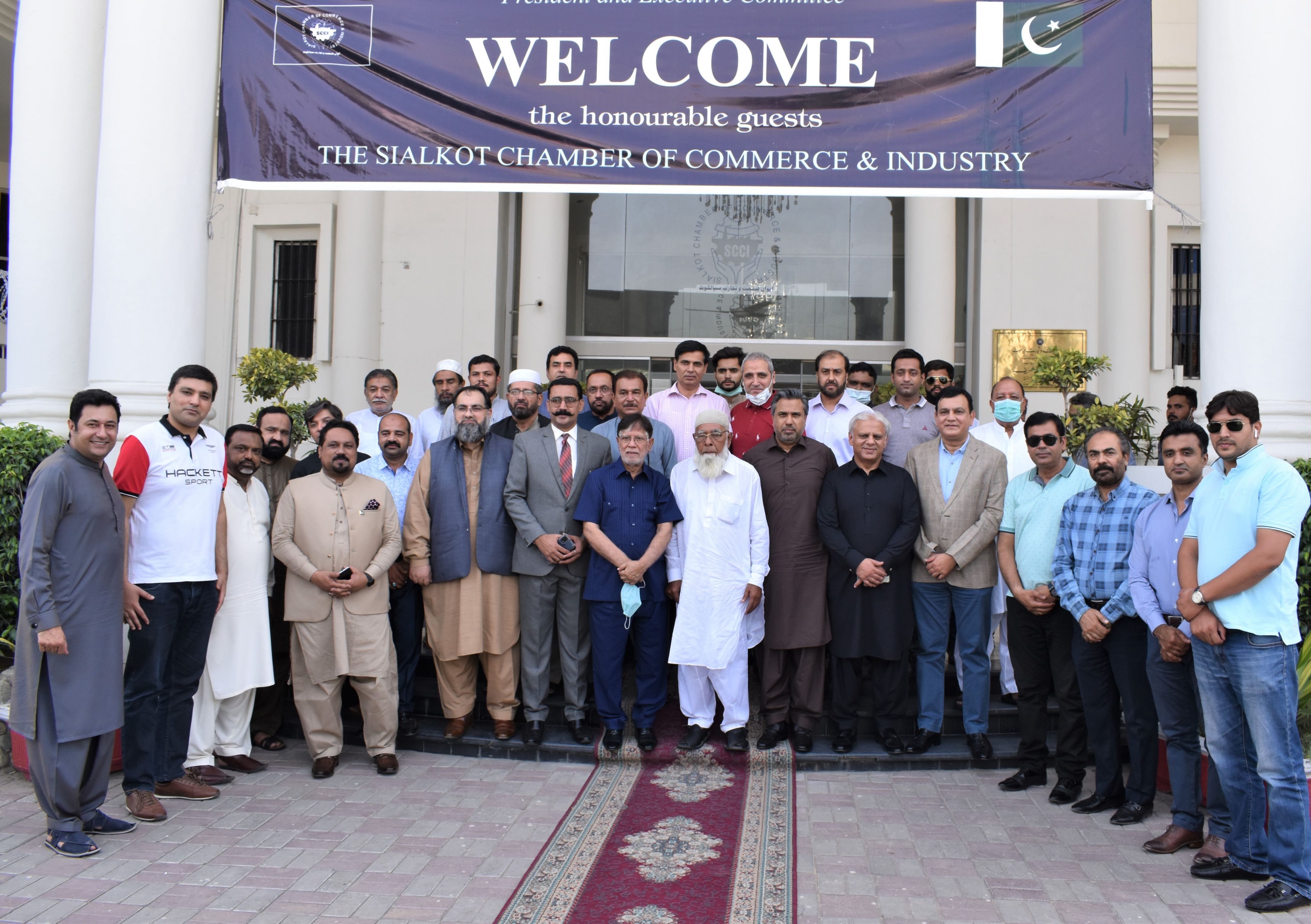 On June 28, 2021, Mr. Qaisar Iqbal Baryar, President, Sialkot Chamber of Commerce & Industry chaired a meeting held with delegation of Jhang Chamber of Small Traders & Small Industry (JCSTSI)   Mr. Khuram Aslam, Senior Vice President, and Mr. Ansar Aziz Puri, Vice President, SCCI warmly welcomed the delegation led by Mr. Liaqat Ali Malik, President and Mr. Abdul Qayyum, Vice President,  (JCSTSI).   The delegation asked Sialkot Chamber’s assistance and support in the establishment of Industrial Zone in Jhang, skill development of people of Jhang and promotion of bilateral trade between the regions. President Sialkot Chamber ensured full support from SCCI to strengthen secretariat practices in JCSTSI and early establishment of Jhang Industrial Zone by strong advocacy and lobbying with concerned departments.    Members of Executive Committee and Prominent Business Community of Sialkot and Jhang also participated in the session.