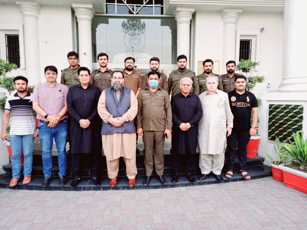 On June 28, 2021, Mr. Rana Tariq Nadeem, DSP city Sialkot along with Trainee Sub-Inspectors (T/SI) visited Sialkot Chamber of Commerce and Industry.  Mr. Khuram Aslam, Senior Vice President, SCCI welcomed the guests. Furthermore, the guests visited all the departments and observed the ongoing working practices in Sialkot Chamber.