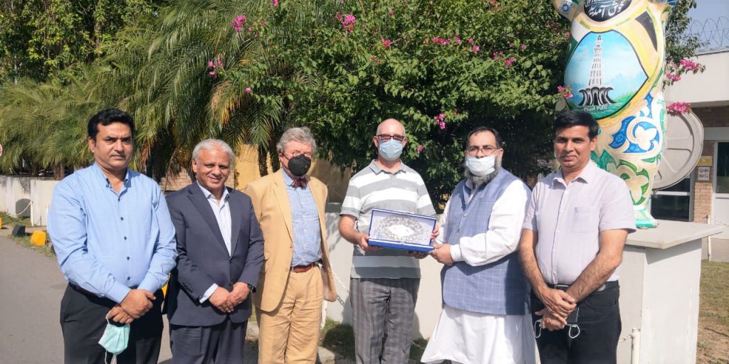 On June 23, 2021, A delegation of Sialkot Chamber of Commerce and Industry led by Mr. Khuram Aslam, Senior Vice President and Mr. Ansar Aziz Puri, Vice President SCCI visited Embassy of the Federal Republic of Germany. The delegation comprised of Mr. Muhammad Sarwar and Mr. Muhammad Ahsan ul Haq, Members of Executive Committee SCCI presenting souvenir to Mr. Jorg Von Chamier, Consul.