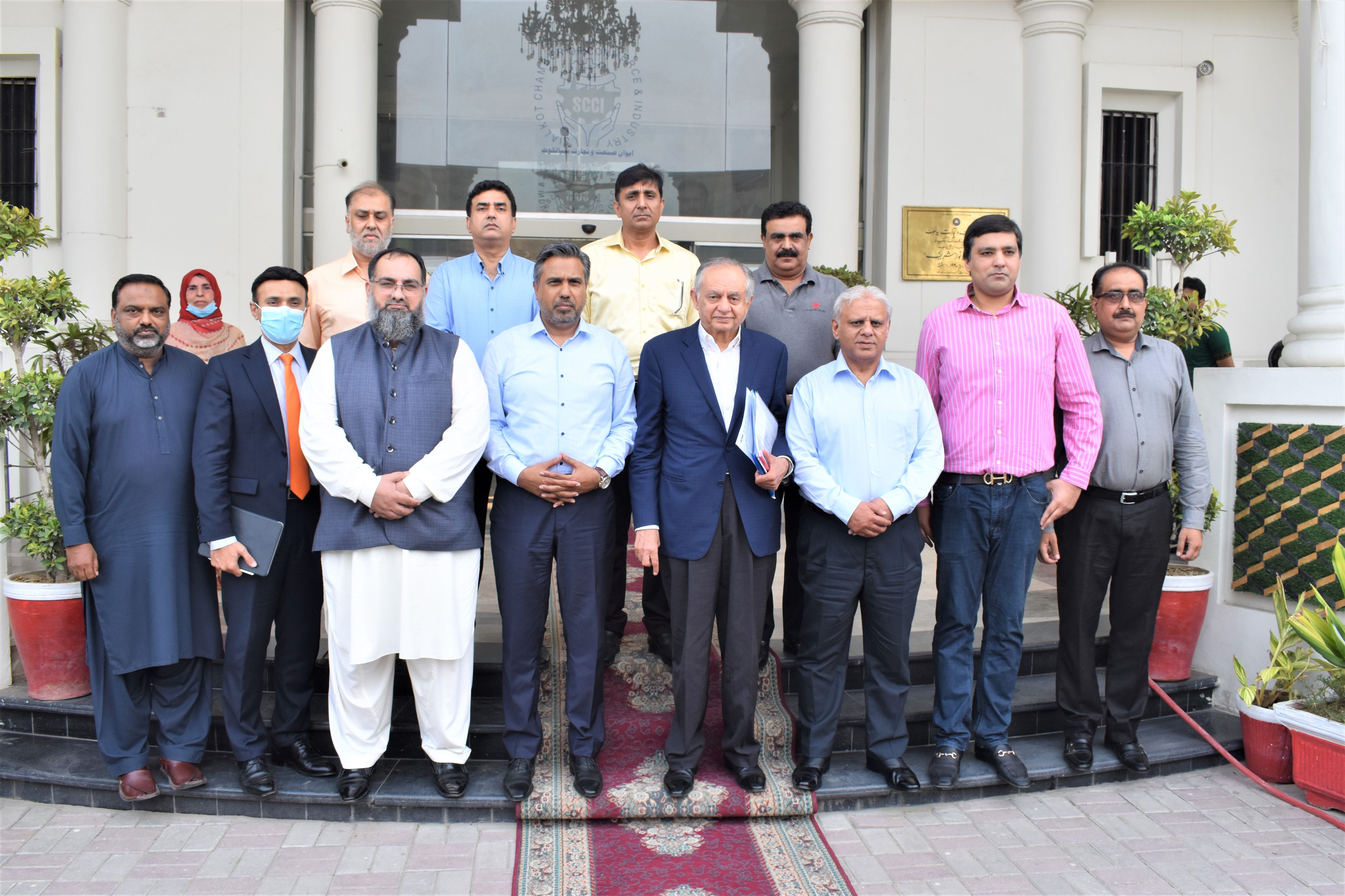 On July 17, 2021, Honorable Mr. Abdul Razak Dawood, Advisor to PM for Commerce, Textile, Industry & Production, and Investment of Pakistan visited Sialkot Chamber of Commerce & Industry to interact with the Business Community of Sialkot.   Mr. Qaisar Iqbal Baryar, President, Mr. Khuram Aslam, Senior Vice President and Mr. Ansar Aziz Puri, Vice President SCCI welcomed the Honorable Guest.   Mr. Qaisar Iqbal Baryar lauded the efforts of Mr. Dawood and discussed various issues of Industry.    Mr. Abdul Razak Dawood appreciated Sialkot Business Community for their contribution in promoting the exports of the region.  Mr. Dawood also interacted with the business community and assured his maximum support in resolution of issues of Exporters.