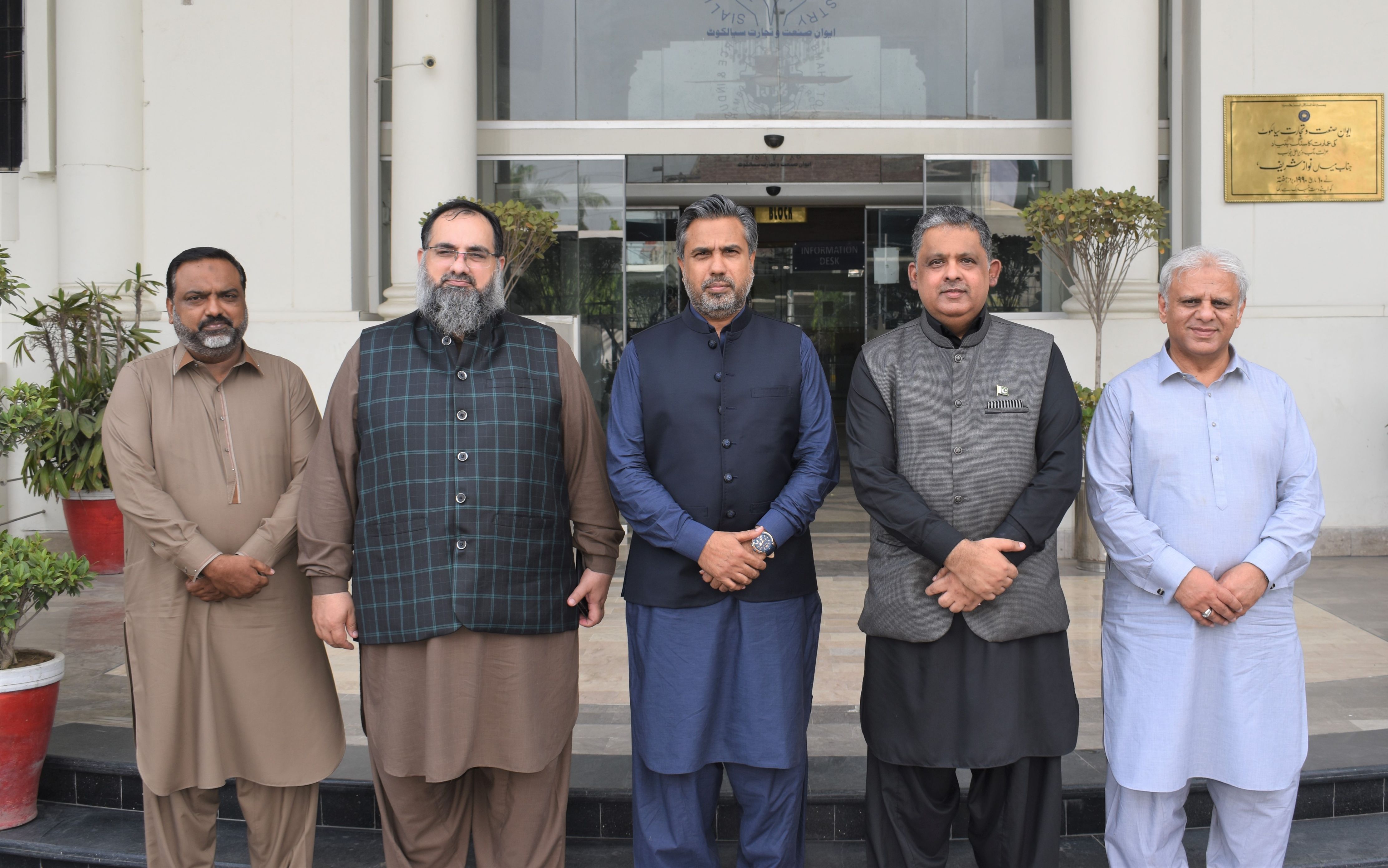 On August 20, 2021, H.E. Rizwan Saaed Sheikh, Ambassador of Pakistan to Organization of Islamic Cooperation (OIC) in Jeddah called on Mr. Qaisar Iqbal Baryar, President, Mr. Khuram Aslam, Senior Vice President and Mr. Ansar Aziz Puri, Vice President, Sialkot Chamber of Commerce & Industry to discuss matters pertaining to Trade, Commerce and Investment in OIC Countries.