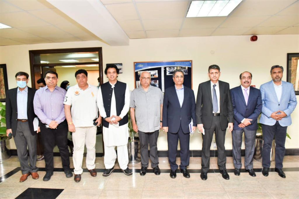 On August 27, 2021, A delegation of business community of Sialkot led by Mr. Qaisar Iqbal Baryar, President, Sialkot Chamber of Commerce & Industry called on Dr. Muhammad Ashfaq Ahmed, Chairman, Federal Board of Revenue in Islamabad to discuss issues related to Business.      The delegation also comprised of Mr. Usman Dar, Special Adviser to the Prime Minister on Youth Affairs, Mr. Zeeshan Tariq, Chairman, Sialkot Surgical Association, Mr. Sheikh Sohail, Mr. Ahsan Naeem, Mr. Ejaz Khokhar and other business personalities.