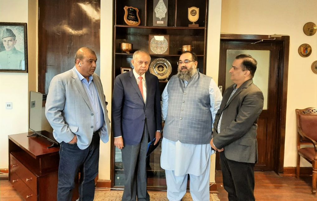 On August 27, 2021, A delegation of Sialkot Chamber of Commerce & Industry led by Mr. Khuram Aslam, Senior Vice President, SCCI met Mr. Abdul Razzak Dawood, Advisor to Prime Minister on Commerce & Investment to discuss matters of mutual interest. During the Visit, Mr. Muhammad Bilal and Mr. Sheikh Faisal Naveed, Executive Committee Members of SCCI accompanied Senior Vice President.