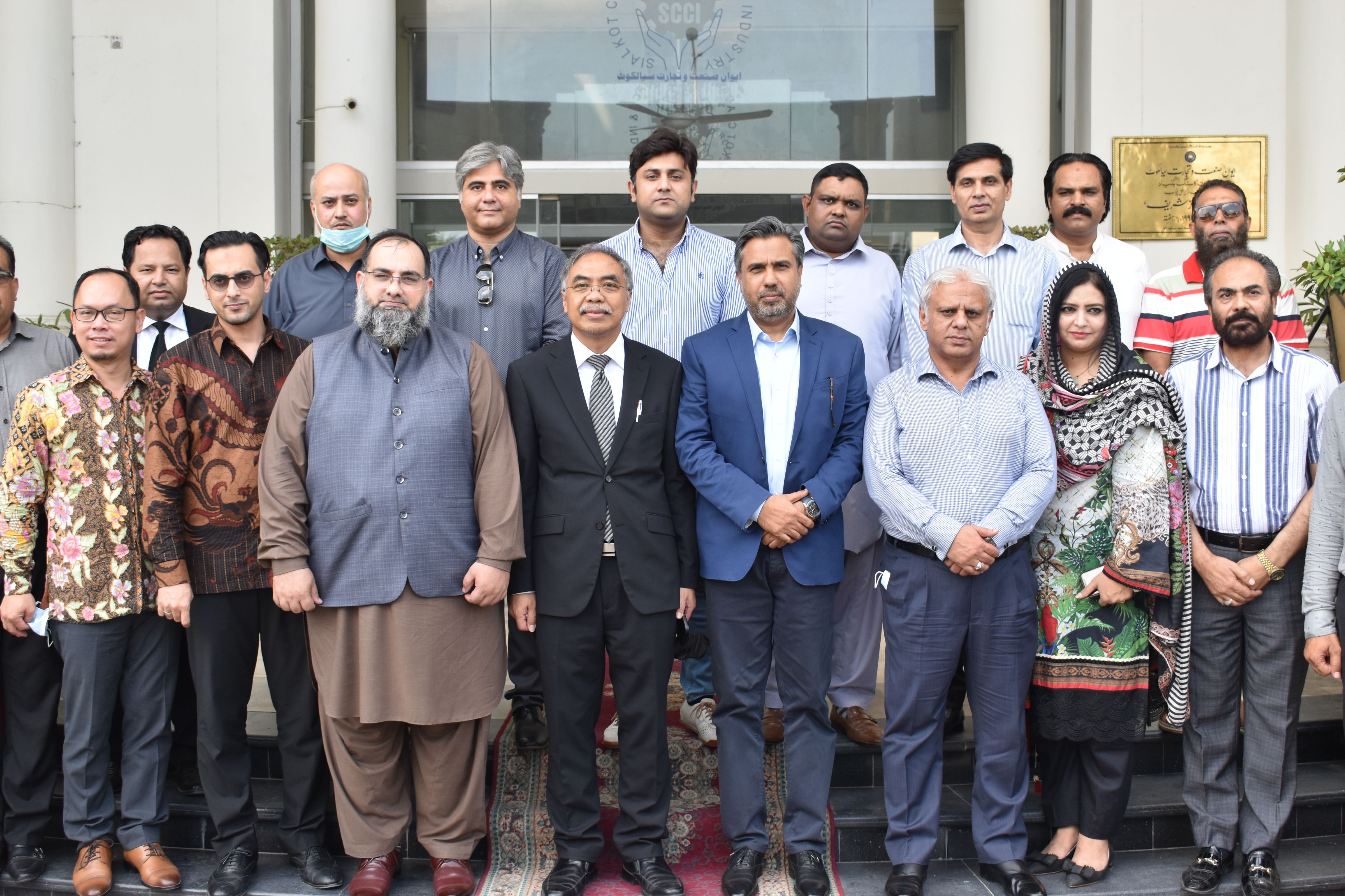 On September 14, 2021, His Excellency Mr. Adam M. Tugio, Ambassador of Indonesia to Pakistan visited Sialkot Chamber of Commerce & Industry.   Mr. Qaisar Iqbal Baryar, President, Mr. Khuram Aslam, Senior Vice President, Mr. Ansar Aziz Puri, Vice President, Members of Executive Committee and prominent business community of Sialkot welcomed H.E. Mr. Adam. President Chamber mentioned the striving efforts from two Brotherly Islamic Countries Pakistan and Indonesia for promotion of bilateral trade relations. Mr. Qaisar Iqbal Baryar also recommended that both countries should cooperate and enter joint ventures for diversification of exports between two countries.   H.E. Mr. Adam expressed his gratitude for the esteemed welcome from business community of Sialkot and appreciated the potential of “Made in Sialkot” products.