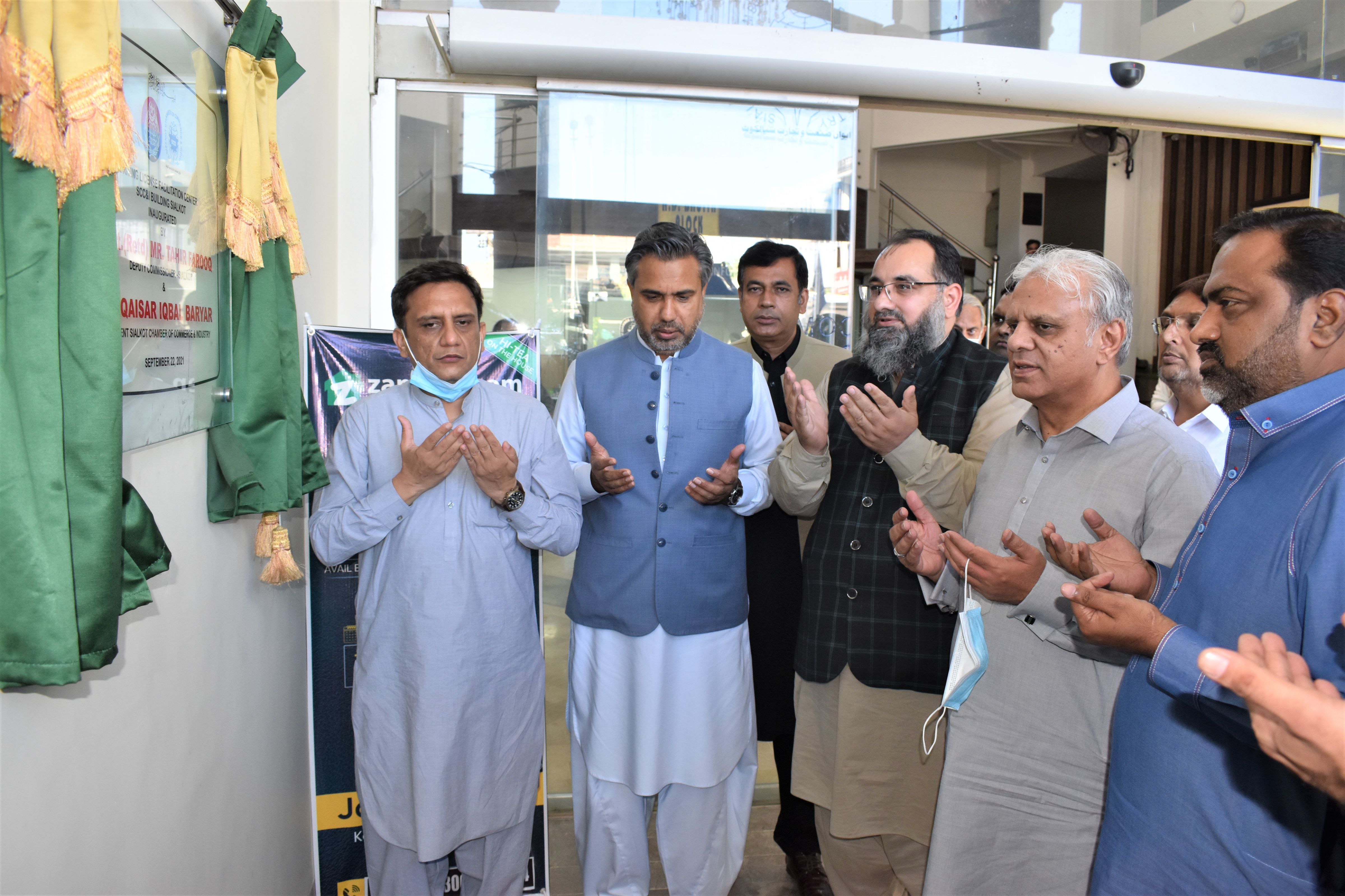 On September 24, 2021, An Inauguration Ceremony of “Driving License Facilitation Center” was held in Sialkot Chamber of Commerce & Industry. Mr. Tahir Farooq, Deputy Commissioner, Sialkot graced the ceremony as Guest of Honor.   Mr. Qaisar Iqbal Baryar , President, Mr. Khuram Aslam, Senior Vice President, Mr. Ansar Aziz Puri, Vice President, SCCI, Mr. Waqas Akram Awan, Former Senior Vice President, SCCI  and Mr. Asif Ali, Executive Committee Member inaugurated the Facilitation center.