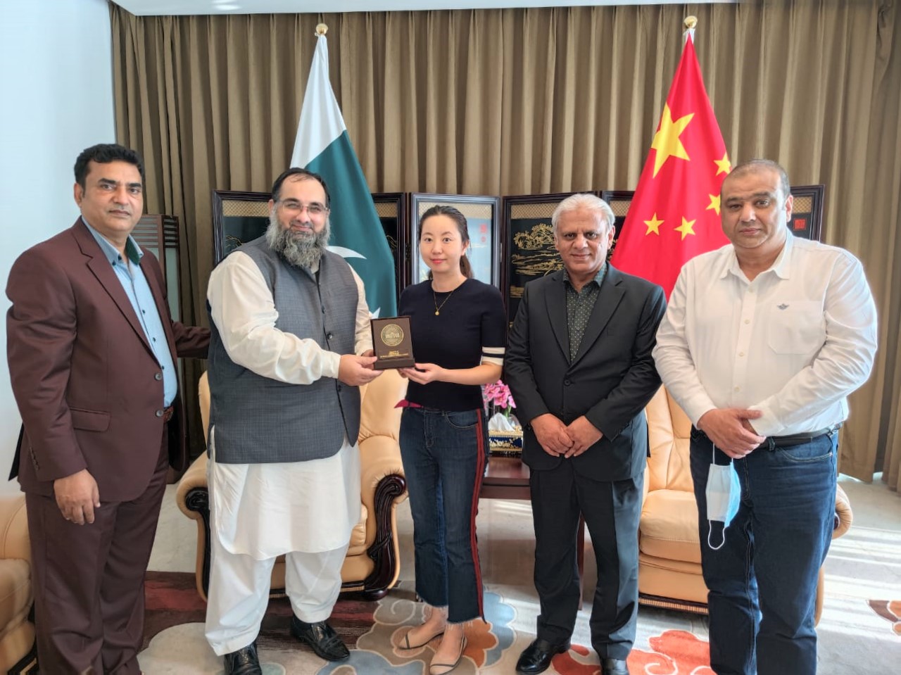 On September 07, 2021, A delegation of Sialkot Chamber of Commerce & Industry had a meeting with the Consul of China to Pakistan to discuss matters related to Visas. The Delegation was led by Mr. Khuram Aslam, Senior Vice President and Mr. Ansar Aziz Puri accompanied by Mr. Mohammad Sarwar and Mr. Mohammad Bilal Dar, SCCI Executive Committee Members.