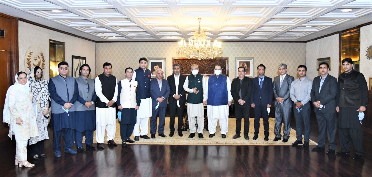 On September 16, 2021, A delegation of Sialkot Chamber of Commerce & Industry led by Mr. Qaisar Iqbal Baryar, President accompanied by Mr. Khuram Aslam, Senior Vice President and Mr. Ansar Aziz Puri, Vice President, SCCI visited President Secretariat in Islamabad and met Dr. Arif Alvi, Honorable President of Pakistan.    During the visit, Mr. Qaisar Iqbal Baryar highlighted the issues related to Abolition of 5% Withholding Sales Tax, Freight Subsidy for SMEs, Execution of the project of University of Applied Engineering & Emerging Technologies Sialkot, Formation of Masterplan for the City, Sialkot Industrial Zone and Continuation of LTLD and DDT Schemes.  Mr. Khuram Aslam underlined the matters regarding Legalization/ Attestation of Trade- Related Documents from MOFA, TDAP, Allowing a permanent representation from Sialkot Chamber in EDF and TDAP’S Board as Representative of SMEs / Cottage Industry, Release of Funds for Child Labour Elimination Program and China Import-Export Fair.    The SCCI delegation was warmly welcomed by President of Pakistan. Mr. Asif Manzoor, Mr. Umair Mir, Mr. Muhammad Idrees, Mr. Aneel Sarfraz, Mr. Shahid Nadeem Mughal, Mr. Ali Amer Bhatti, Ms. Syeda Shabina Gillani, Mrs. Shabnam Asif, Mr. Sheikh Zohaib Rafique Sethi, Mr. Mian Asif Ali, Mr. Sheikh Faisal Naveed, Mr. Hafiz Shamas Hameed, Mr. Muhammad Sarwar, Executive Committee Members of Sialkot Chamber were also part of the said Delegation.