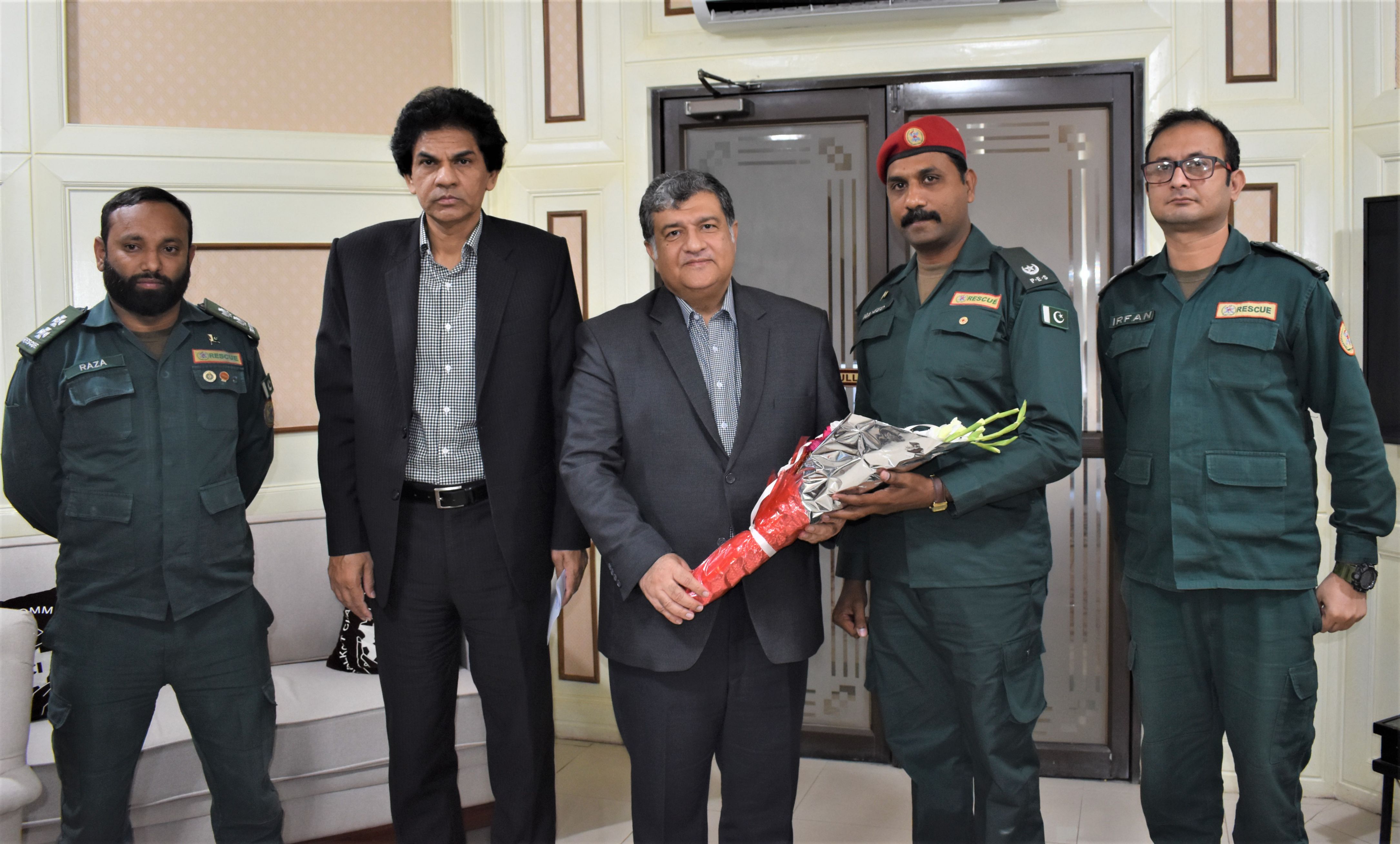 On October 27, 2021, A Delegation of The Punjab Emergency Service (Rescue 1122) met President, Sialkot Chamber of Commerce & Industry and elaborated their role and performance in professional management of emergencies such as road traffic crashes, medical emergencies, building collapse, fire explosions, flood and water rescue.  President SCCI appreciated the efforts of Rescue 1122 in facilitating hundreds of emergency victims in Sialkot through its Emergency Ambulance, Rescue & Fire services while maintaining its swift response and standards.