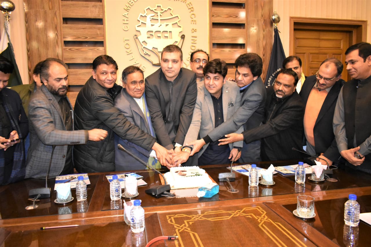 On December 24, 2021, The Sialkot Chamber of Commerce & Industry organized a Cake Cutting ceremony on the occasion of Quaid Day and celebrated the 145th Birthday Anniversary of Quaid-e-Azam Muhammad Ali Jinnah.  Sheikh Zohaib Raffique Sethi, Senior Vice President and Mr. Qasim Malik, Vice President, SCCI chaired the event.  The event was hosted by SCCI Departmental Committee on Religious & Cultural Affairs in order to pay rich tribute to the founding father Quaid-e-Azam Muhammad Ali Jinnah for his role in the creation of a separate homeland for Muslims of the sub-continent and reaffirmed the nation’s pledge to follow his ideals to make Pakistan a strong and prosperous country.  Mr. Mohsan Gull, Chairman of the said Departmental Committee, Members of Executive Committee, SCCI and Business community of Sialkot also attended the event.