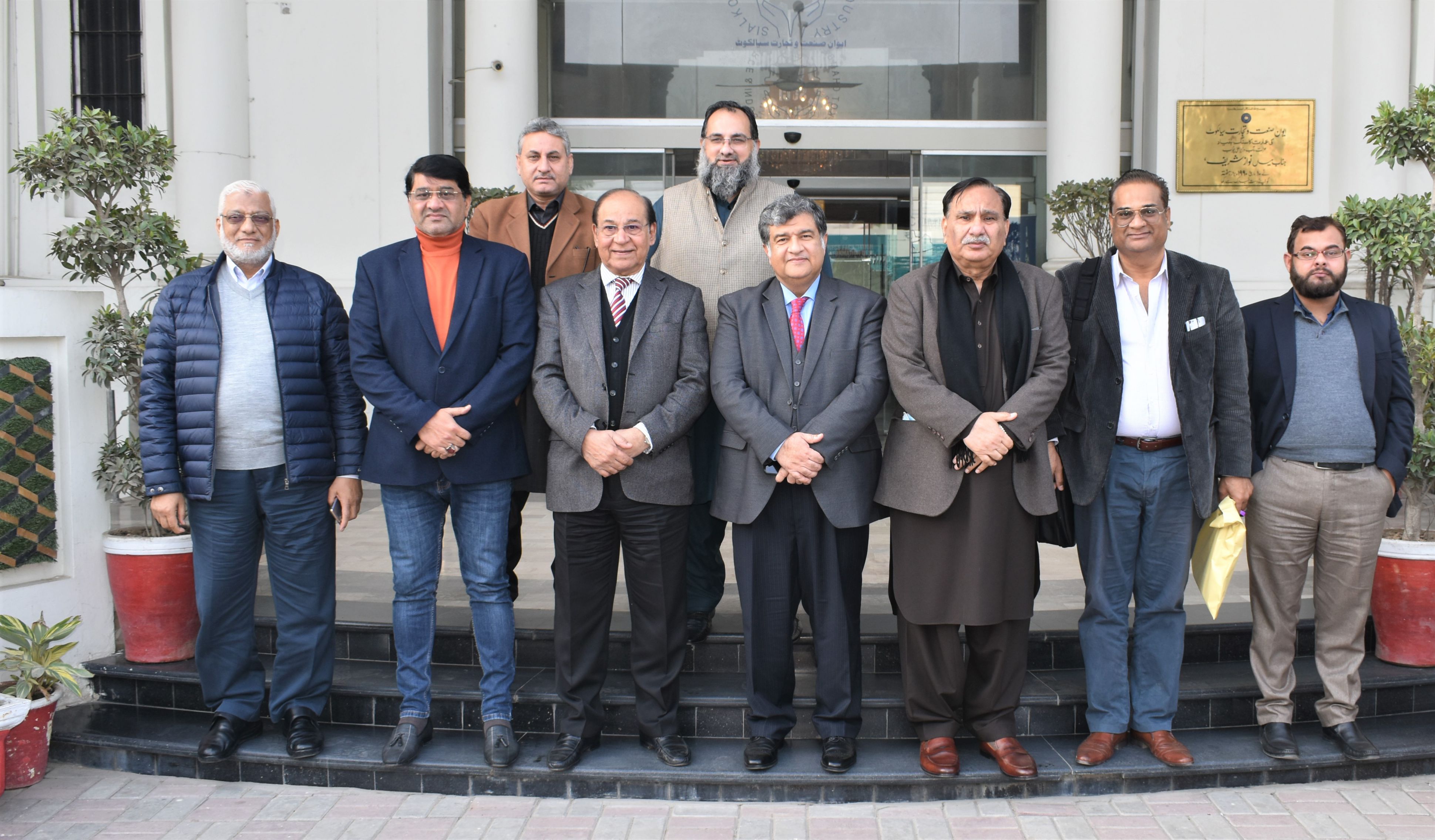 On January 14, 2022, Mr. Tariq Ikram, Advisor to Prime Minister on Export Promotion Culture visited Sialkot Chamber of Commerce & Industry for an interactive session with business community of Sialkot. Mian Imran Akbar, President and Mr. Qasim Malik, Vice President SCCI welcomed the honorable guest. The purpose of the visit is to explore the Industrial model of Sialkot. Mian Imran Akbar highlighted important projects for promotion of Export culture in Sialkot including Technology Benchmarking in all sectors and Introduction of Quality Standards & necessary compliance to local Vendor Industry. Mian Imran Akbar also appreciated the initiative of Government on clearance of Income Tax Refunds, Sales Tax Refunds, Custom Duty Drawback Claims and the project of Pakistan Single Window. President Chamber also recommended that One Window Facility for New Business Registration should be provided to Exporters in Social Security, FBR and EOBI departments.