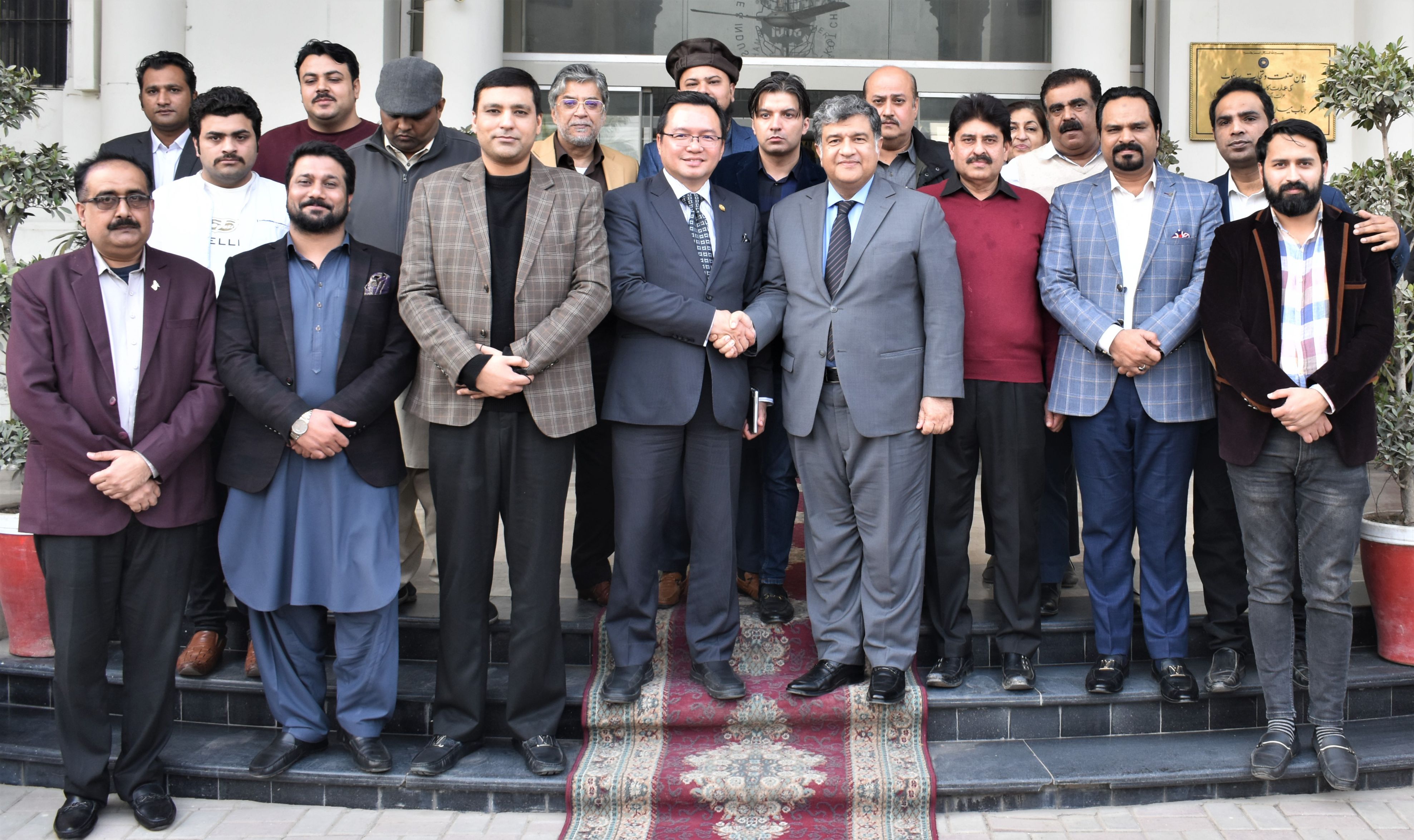 His Excellency Mr. Deddy Faisal Ahmad, High Commissioner of Malaysia to Pakistan visited Sialkot Chamber of Commerce & Industry on February 15, 2022. 🇵🇰🇲🇾 Mian Imran Akbar President, Sheikh Zohaib Rafique Sethi, Senior Vice President and Mr. Qasim Malik, Vice President Sialkot Chamber of Commerce & Industry welcomed the honorable guests. He said the Pakistani Business Community should strive to penetrate and create bilateral trading relations with new markets and zones especially the ASEAN Region wherein Malaysia is an important player. Members of Executive Committee SCCI also attended the session. H.E. Mr. Deddy Faisal Ahmad thanked the business community of Sialkot for warm welcome and said that Malaysian High Commission in Pakistan and the Sialkot Chamber of Commerce & Industry should collaborate in order to enhance trade, economic ties, and cooperation in all fields of mutual interest.