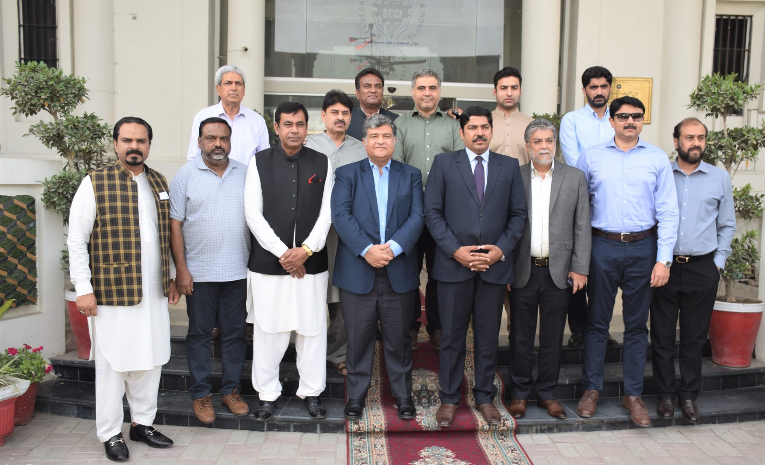 Mr. Ehsan Bhutta, Commissioner Gujranwala along with Mr. Imran Qureshi, Deputy Commissioner Sialkot visited the Sialkot Chamber of Commerce & Industry on March 29, 2022.  Mian Imran Akbar, President Sialkot Chamber, Mr. Khawar Anwar Khawaja and Executive Committee SCCI warmly welcomed the honorable Commissioner. During the meeting, Mian Imran Akbar expressed concern over incomplete projects under PICIIP program.   President Chamber requested Mr. Ehsan Bhutta that Safe City Project should be Launched in Sialkot as per the criterion of safe city project being launched in other big cities of Punjab like Lahore. He also requested for early execution of projects like Sialkot Ring Road, Sialkot Wazirabad Road, Sialkot Pasrur Road and project of Shahabpura Bridge for resolution of issues regarding Traffic management system and Road Infrastructure of the city.