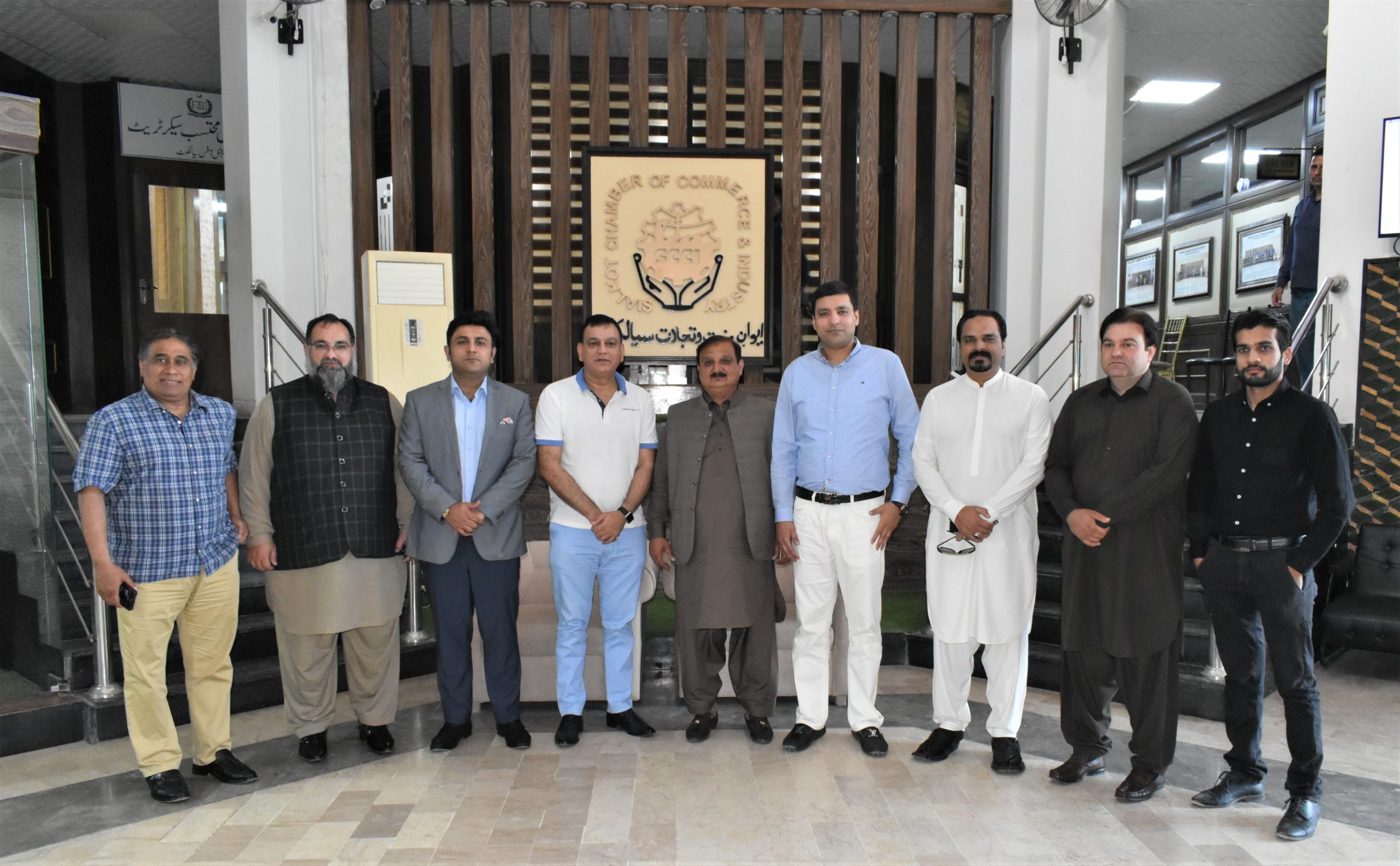 A delegation of Khanewal Chamber of Commerce & Industries led by Mr. Tayyab Sajid, President Khanewal Chamber visited the Sialkot Chamber of Commerce & Industry on March 21, 2022. Sheikh Zohaib Raffique Sethi, Senior Vice President, Mr. Qasim Malik, Vice President and Executive Committee Sialkot Chamber warmly welcomed the guests. Areas of mutual cooperation and future collaborations for properly highlighting the issues of trade and industry in the Government Corridors were discussed in the meeting.