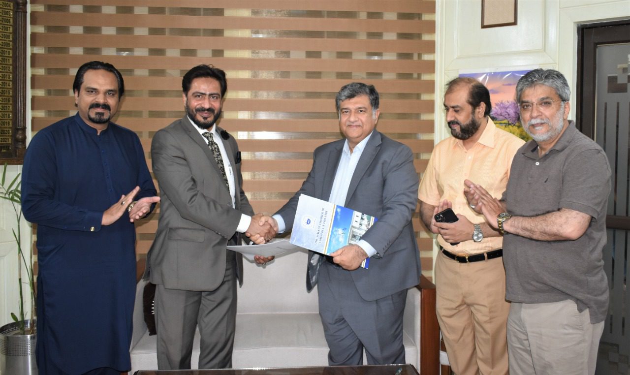 On March 31, 2022, An MOU signing Ceremony was held between Sialkot Chamber of Commerce & Industry and Pakistan International Airlines (PIA). Wherein, PIA joins hands with SCCI to offer 15% Discount on Domestic Sectors and 10% Discount on International Sectors on Economy& Executive Economy class to Members of Sialkot Chamber and their immediate family.   Mian Imran Akbar, President, SCCI welcomed honorable guests. During the session, President SCCI endorsed PIA initiative to facilitate business community of Sialkot.