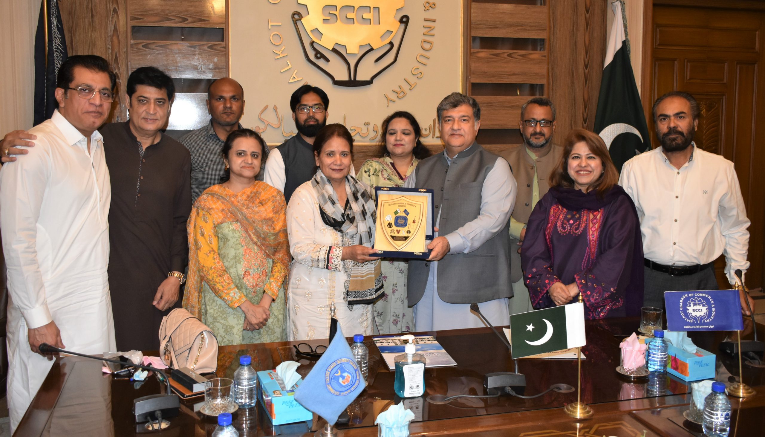 A delegation of Government College Women University Sialkot visited the Sialkot Chamber of Commerce & Industry under the leadership of Prof. Dr. Rukhsana Kausar, Vice Chancellor, GCWUS on April 01, 2022.  The delegation was warmly welcomed by President Sialkot Chamber Mian Imran Akbar. An MOU Signing ceremony was held between Sialkot Chamber and GC Women University Sialkot.   The MOU was signed by Mian Imran Akbar and Prof. Dr. Rukhsana Kausar to enhance industry – academia association in developing critical skills required by industry (both production and service sector) and conducting joint or coordinated scientific research and technological development programs.