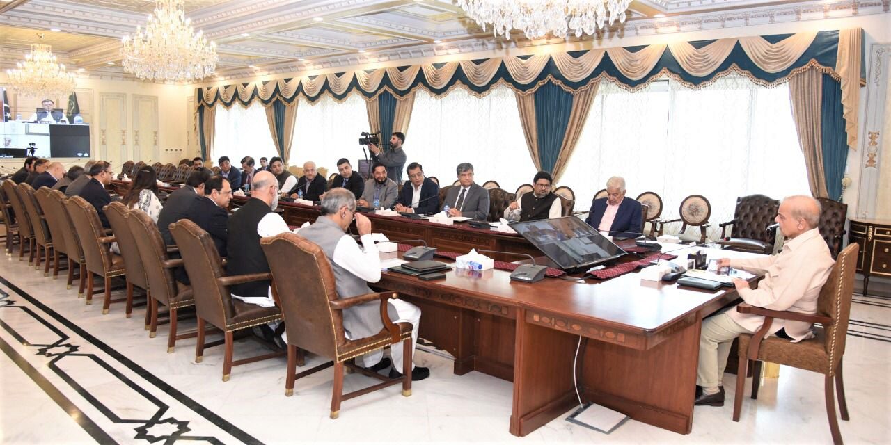 A delegation of Sialkot Chamber of in the leadership of Mian Imran Akbar, President, along with Sheikh Zohaib Rafique Sethi, Senior Vice President and Mr. Qasim Malik, Vice President SCCI called on His Excellency Mian Shehbaz Sharif, Prime Minister of Pakistan in PM House on June 16, 2022. The Prime Minister directed to ensure establishment of Sector Specific Councils, construction and development of Sialkot Industrial Zone/ Export Processing Zone, so that the raw materials required for the export sector could be manufactured locally in joint venture-ships with foreign business entities. President SCCI also underlined the establishment of University of Applied Engineering and Emerging Technologies (UAEET). He also requested Mian Shehbaz Sharif to expedite the Project of Safe City in Sialkot.  The Prime Minister directed all Federal Ministries and Provincial Departments to address the issues of Sialkot business community and Sialkot International Airport on priority basis.