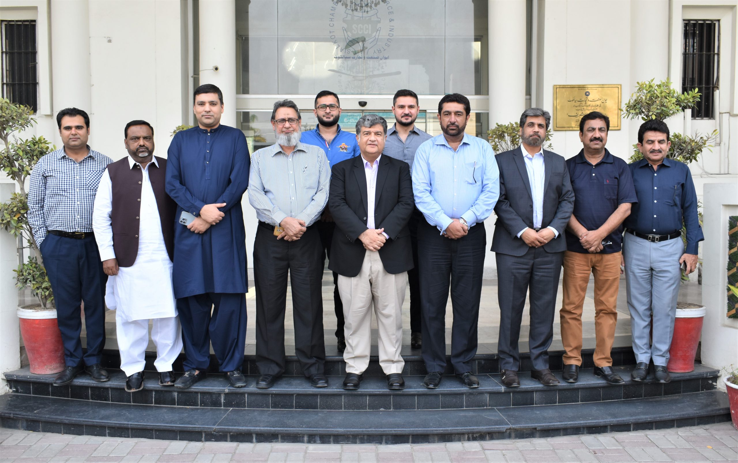 A delegation of Lahore Chamber of Commerce & Industry led by Syed Mukhtar Ali called on Mian Imran Akbar, President Sialkot Chamber and Sheikh Zohaib Rafique Sethi, Senior Vice President, SCCI for an awareness session on “27th HVACR Expo and Conference in Lahore”.  Mr. Syed Mukhtar also invited Mian Imran Akbar, President SCCI to HVACR Expo & Conference. He said that this conference is ideal platform for manufacturers in launching new products and building business networks in Pakistan Economy.