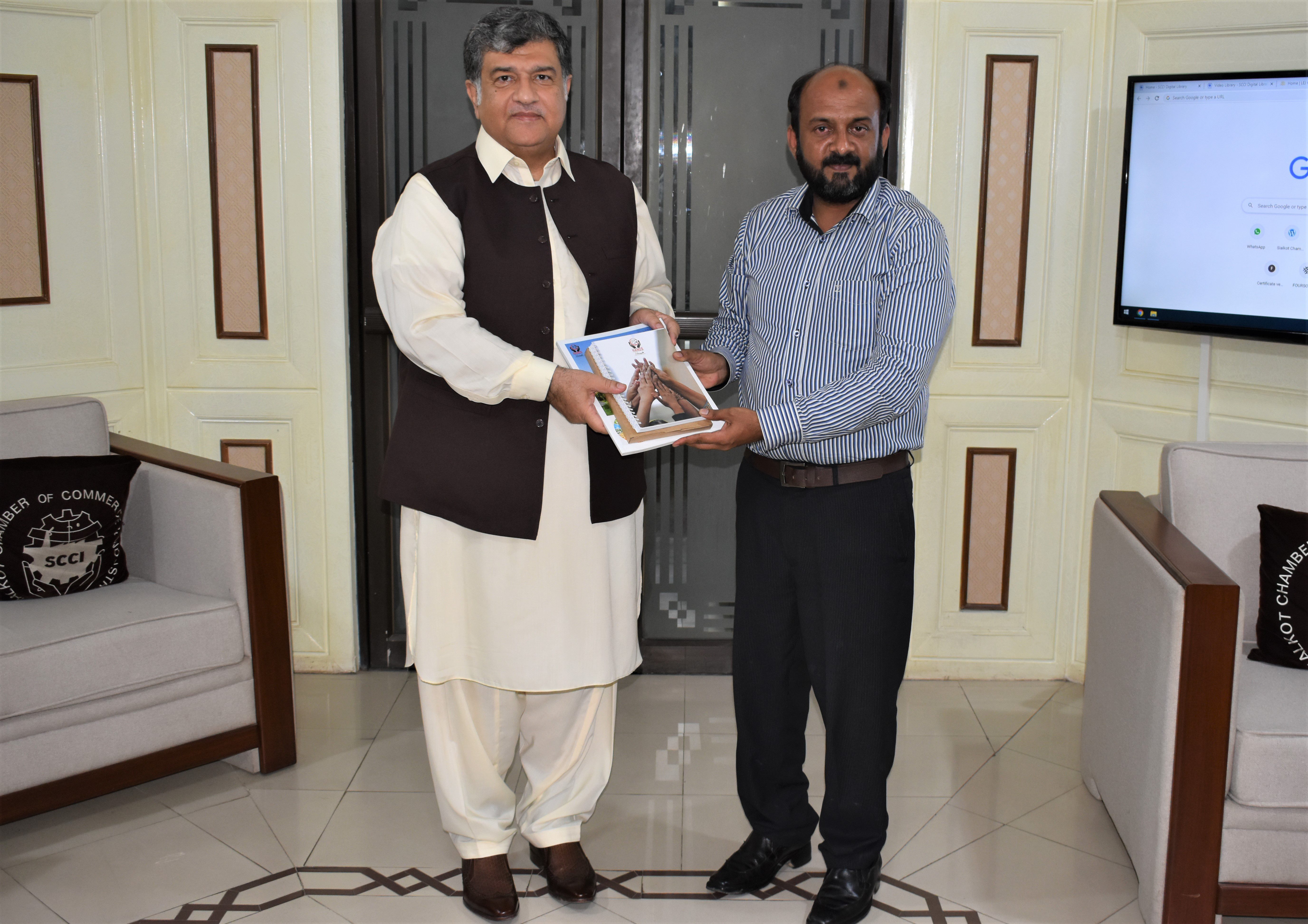 A team of Health and Nutrition Development Society HANDS Pakistan had a meeting with Mian Imran Akbar, President, Sialkot Chamber on July 28, 2022. Mr. Amir Naseem, Executive Manager, HANDS briefed President SCCI on Projects of HANDS that are mainly focusing on improving health, promoting education, alleviating poverty, building infrastructure, and developing social institutions for community empowerment.