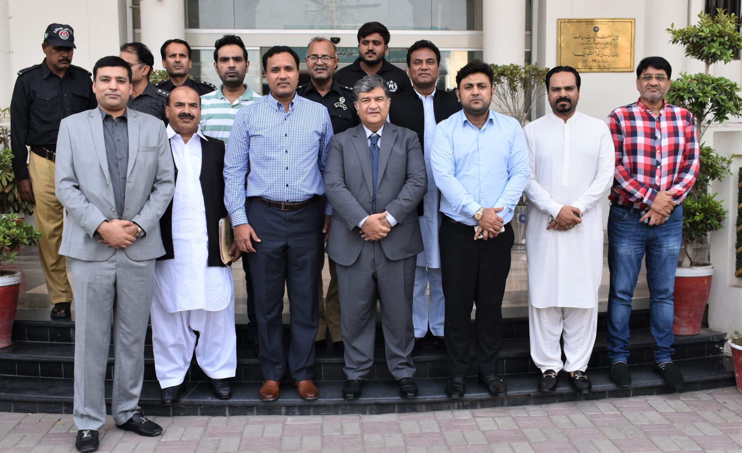 Mr. Iftikhar Ahmed, Director Excise and Taxation Department Gujranwala called on Mian Imran Akbar, President Sialkot Chamber of Commerce & Industry to discuss the matters related to Industry of Sialkot on July 05, 2022. Mr. Riaz ud Din Sheikh, Sheikh Zohaib Rafique Sethi, Senior Vice President and Mr. Qasim Malik, Vice President SCCI also attended the meeting.