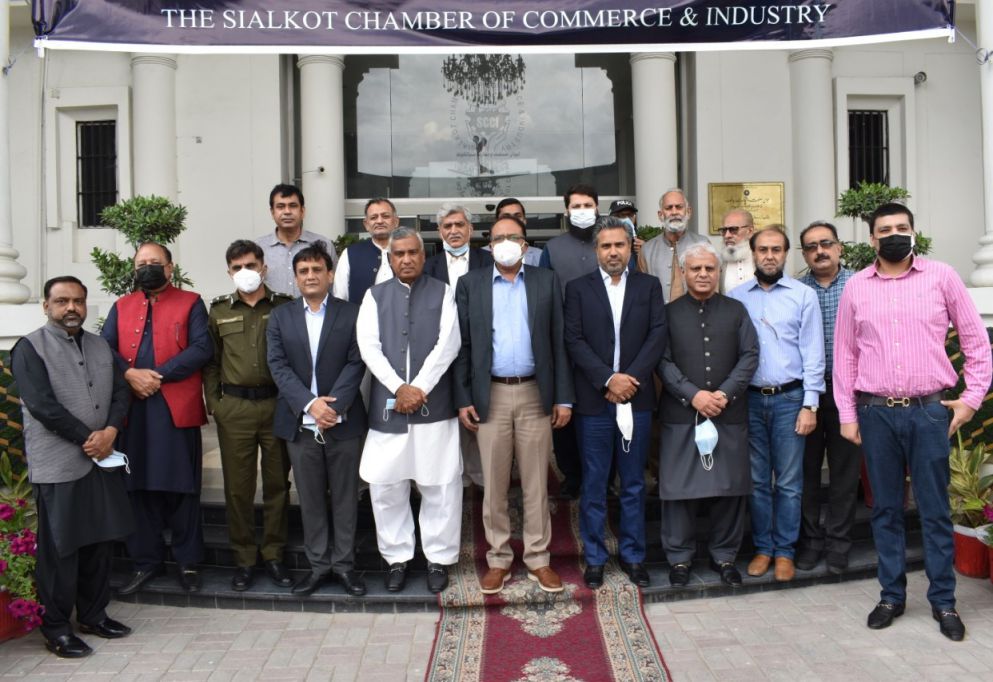 On April 22, 2021, Mr. Zulifqar Ghuman, Commissioner, Gujranwala, Mr. Abdul Ghaffar Qaisarani, District Police Office, Sialkot and Mr. Tahir Farooq, Deputy Commissioner, Sialkot visited Sialkot Chamber for a session with members of the Chamber. Mr. Qaisar Iqbal Baryar, President, SCCI warmly welcomed the honorable guests and lauded Mr. Zulifqar Ghuman for his commendable services rendered in Administration, Management and other Departments of Government. President Sialkot Chamber requested the Commissioner, Gujranwala to provide special facilitation to Sialkot on issues pertaining to early execution of the projects like Sialkot Industrial Zone, Sialkot Ring Road, Shahab Pura Chowk overhead bridge, Pasrur road and Wazirabad Road. Mr. Zulfiqar Ghuman assured all his possible support in execution and early completion of above projects highlighted by the President Sialkot Chamber. On April 22, 2021, Mr. Zulifqar Ghuman, Commissioner, Gujranwala, Mr. Abdul Ghaffar Qaisarani, District Police Office, Sialkot and Mr. Tahir Farooq, Deputy Commissioner, Sialkot visited Sialkot Chamber for a session with members of the Chamber. Mr. Qaisar Iqbal Baryar, President, SCCI warmly welcomed the honorable guests and lauded Mr. Zulifqar Ghuman for his commendable services rendered in Administration, Management and other Departments of Government. President Sialkot Chamber requested the Commissioner, Gujranwala to provide special facilitation to Sialkot on issues pertaining to early execution of the projects like Sialkot Industrial Zone, Sialkot Ring Road, Shahab Pura Chowk overhead bridge, Pasrur road and Wazirabad Road. Mr. Zulfiqar Ghuman assured all his possible support in execution and early completion of above projects highlighted by the President Sialkot Chamber.