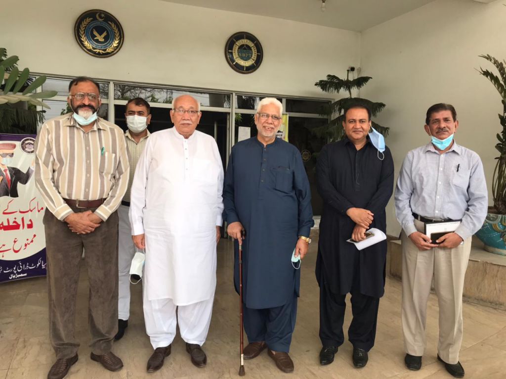 On May 04, 2021, Under the Leadership of Mr. Tahir Majid Kapur, Chairman, Departmental Committee on Dry Port / Airport / Shipping / Railway / Transportation, a delegation from Sialkot Chamber visited Sialkot Dry Port Trust (SDPT) to discuss matters related to shipping with Mr. Navid Iqbal Sheikh, Chairman, SDPT.