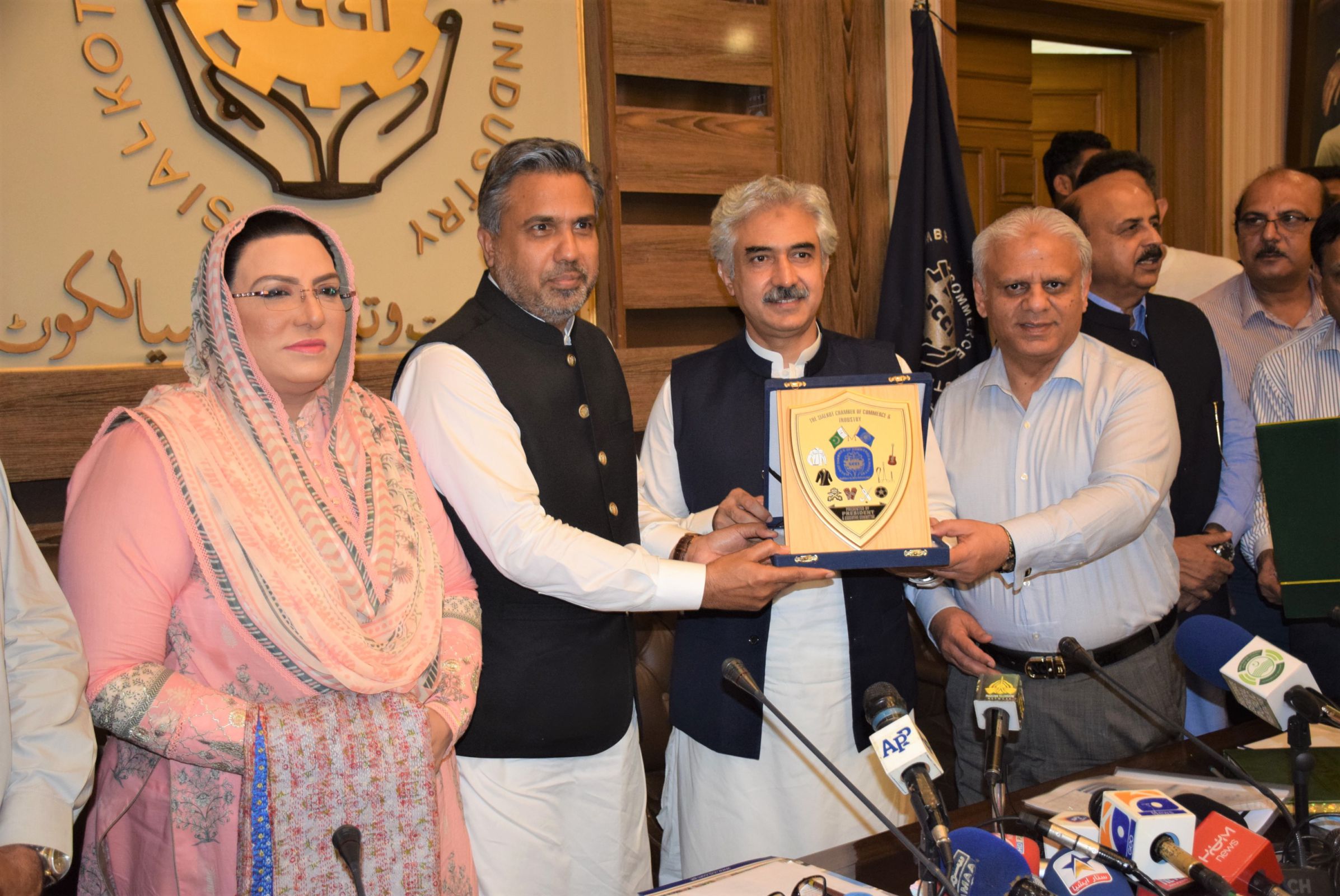 On July 15, 2021, Honorable Muhammad Aslam Iqbal, Provincial Minister of Punjab for Industries, Commerce and Investment visited SCCI to interact with business community of Sialkot. Mr. Qaisar Iqbal Baryar, President, Mr. Khuram Aslam, Senior Vice President, Mr. Ansar Aziz Puri , Vice President SCCI welcomed the Minister and officials of Government of Punjab. Dr. Firdous Ashiq Awaz, Special Assistant to CM on Information and Ch. Muhammad Akhlaq, Provincial Minister of Punjab for Special Education also graced the event. Mr. Usman Dar, Special Assistant to Prime Minister on Youth Affairs also joined the meeting through zoom. On July 15, 2021, Honorable Muhammad Aslam Iqbal, Provincial Minister of Punjab for Industries, Commerce and Investment visited SCCI to interact with business community of Sialkot. Mr. Qaisar Iqbal Baryar, President, Mr. Khuram Aslam, Senior Vice President, Mr. Ansar Aziz Puri , Vice President SCCI welcomed the Minister and officials of Government of Punjab. Dr. Firdous Ashiq Awaz, Special Assistant to CM on Information and Ch. Muhammad Akhlaq, Provincial Minister of Punjab for Special Education also graced the event. Mr. Usman Dar, Special Assistant to Prime Minister on Youth Affairs also joined the meeting through zoom.