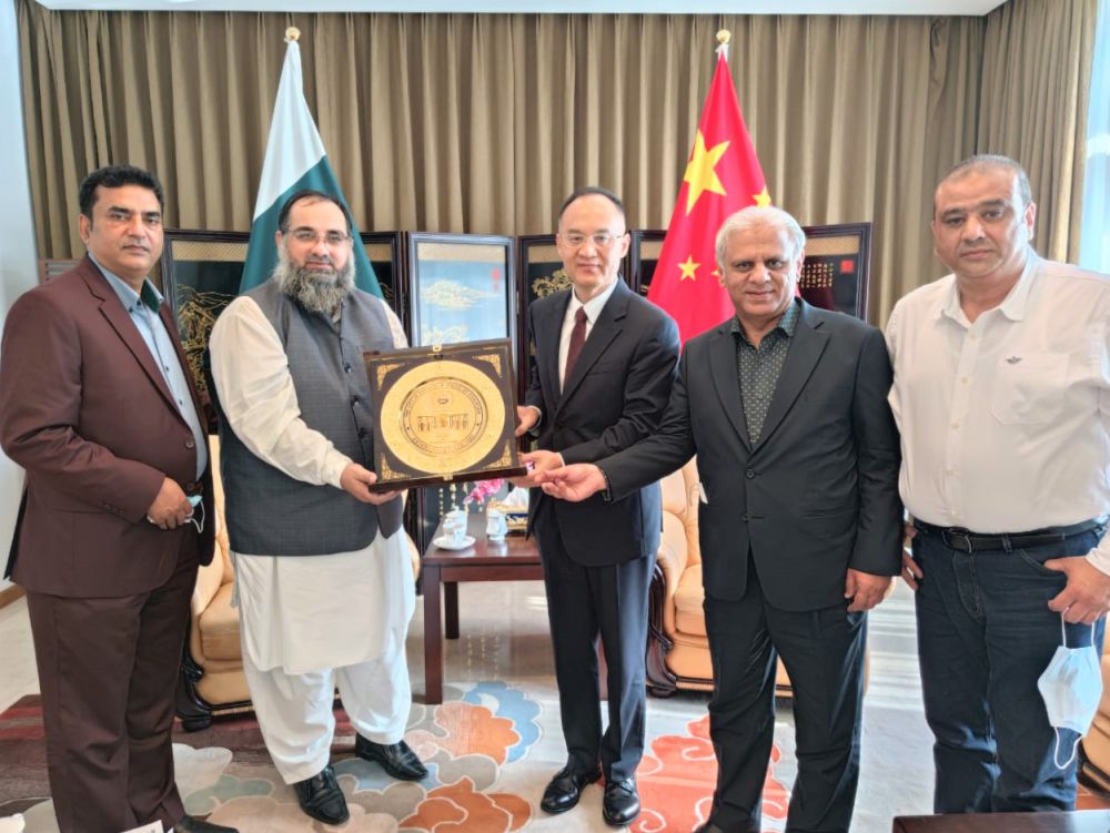 On September 07, 2021, A delegation of Sialkot Chamber of Commerce & Industry was invited to visit the Embassy of the Republic of China in Islamabad. The Delegation was led by Mr. Khuram Aslam, Senior Vice President and Mr. Ansar Aziz Puri accompanied by Mr. Mohammad Sarwar and Mr. Mohammad Bilal Dar, SCCI Executive Committee Members. The participants of the Delegation had a meeting with H.E. Nong Rong, Ambassador of the Republic of China to Pakistan to discuss matters related to Trade and Visa. During the meeting, Mr. Khuram Aslam mentioned that China and Pakistan have expanded exchanges in economic and trade strategies more closely to deepen economic interdependence and are constantly exploring new areas of cooperation in the future. On September 07, 2021, A delegation of Sialkot Chamber of Commerce & Industry was invited to visit the Embassy of the Republic of China in Islamabad. The Delegation was led by Mr. Khuram Aslam, Senior Vice President and Mr. Ansar Aziz Puri accompanied by Mr. Mohammad Sarwar and Mr. Mohammad Bilal Dar, SCCI Executive Committee Members. The participants of the Delegation had a meeting with H.E. Nong Rong, Ambassador of the Republic of China to Pakistan to discuss matters related to Trade and Visa. During the meeting, Mr. Khuram Aslam mentioned that China and Pakistan have expanded exchanges in economic and trade strategies more closely to deepen economic interdependence and are constantly exploring new areas of cooperation in the future.