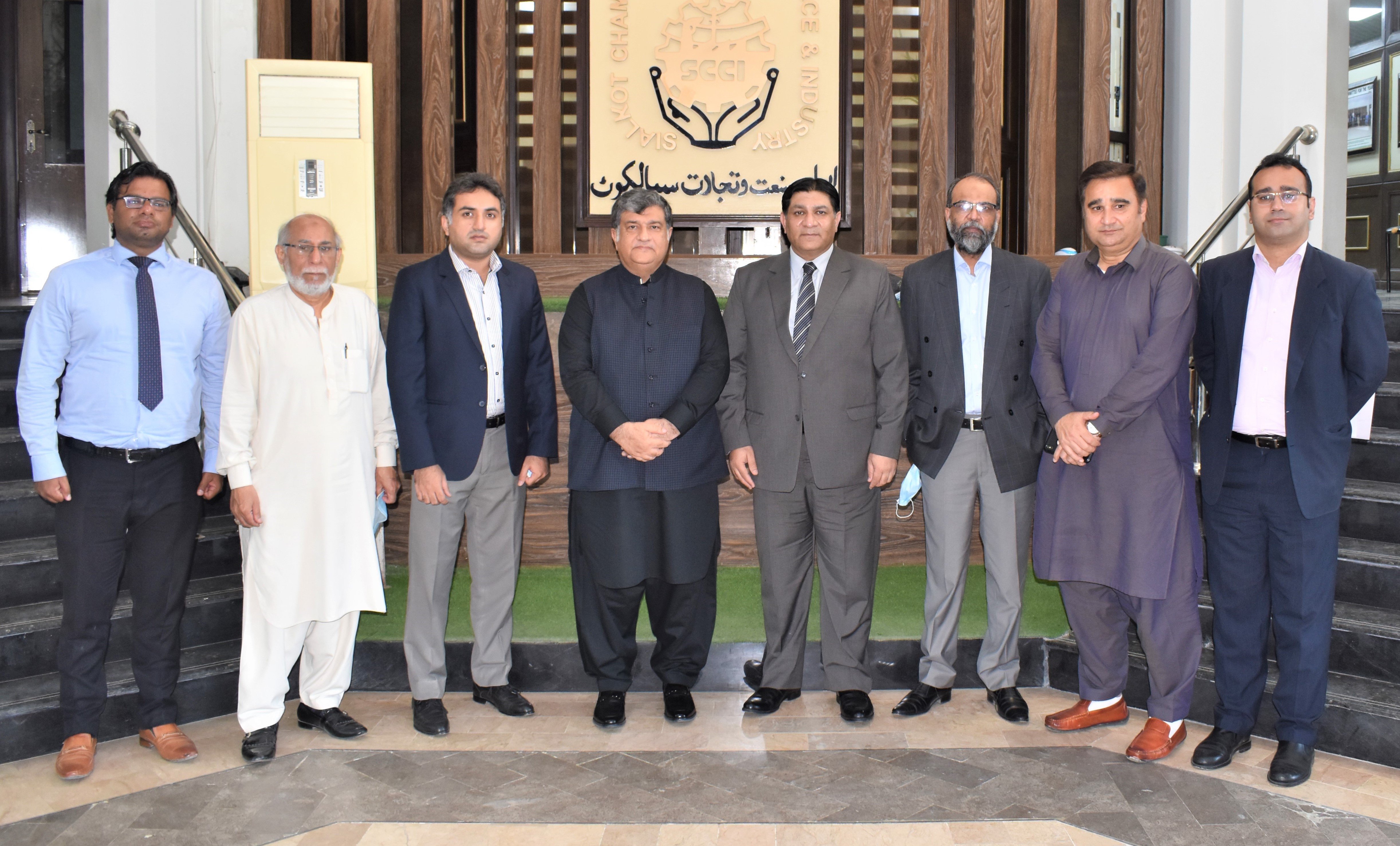 On October 26, 2021, A delegation of State Bank of Pakistan led by Mr. Ansar Iftikhar Butt, Chief Manager, SBP called on President, Sialkot Chamber of Commerce & Industry. Various matters pertaining to Banking Sectors and Facilitation to Exporters were discussed. SCCI and the State Bank of Pakistan resolved to jointly work for taking export-friendly initiatives.