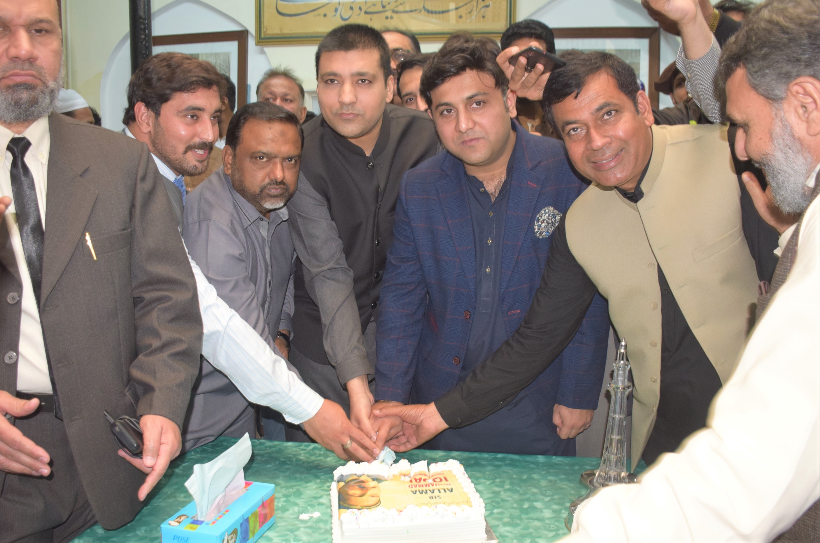 On November 09, 2021, Sialkot Chamber of Commerce & Industry hosted a Cake Cutting Ceremony to celebrate the 144th birth anniversary of the “Poet of the East” Dr. Allama Muhammad Iqbal at Iqbal Manzil Sialkot to commemorate his contributions for the Muslims of the subcontinent.   During the occasion, Senior Vice President, Vice President and Executive Committee SCCI paid homage to Allama Muhmmad Iqbal and said that he has rendered great services for the promotion of Muslim cause by infusing a revolutionary spirit in them. Now, it is our responsibility to play our role in the building of the nation while exploring thoughts of Allama Muhammad Iqbal.