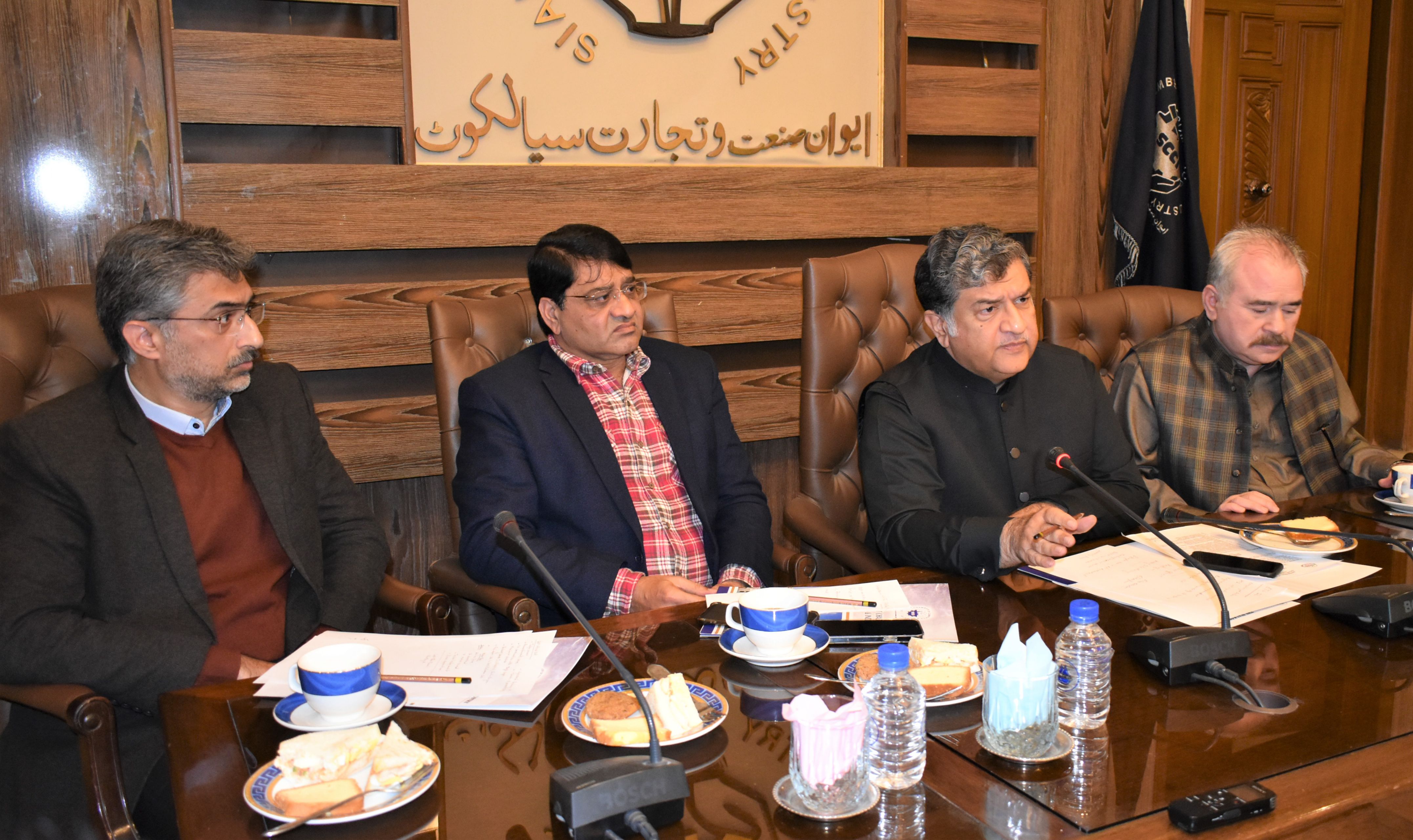On December 17, 2021, Mian Imran Akbar, President, Sialkot Chamber of Commerce & Industry presided over Joint Meeting of Departmental Committees on TMA & Excise and Crime Watch & Traffic Management. President, SCCI highlighted some important issues regarding the Traffic management system of Sialkot and the hurdles in smooth flow of Traffic including wandering animals, illegal parking and non-registered Qingqi rickshaws driven by incompetent drivers across the city. Mr. Rana Nadeem, Chairman, Departmental Committee on TMA/Excise said that the Traffic Police of Sialkot and SCCI should collaborate in order to control the Traffic management in city. Mr. Rana Tariq Nadeem, DSP city Sialkot assured his full support in early resolution of these matters.