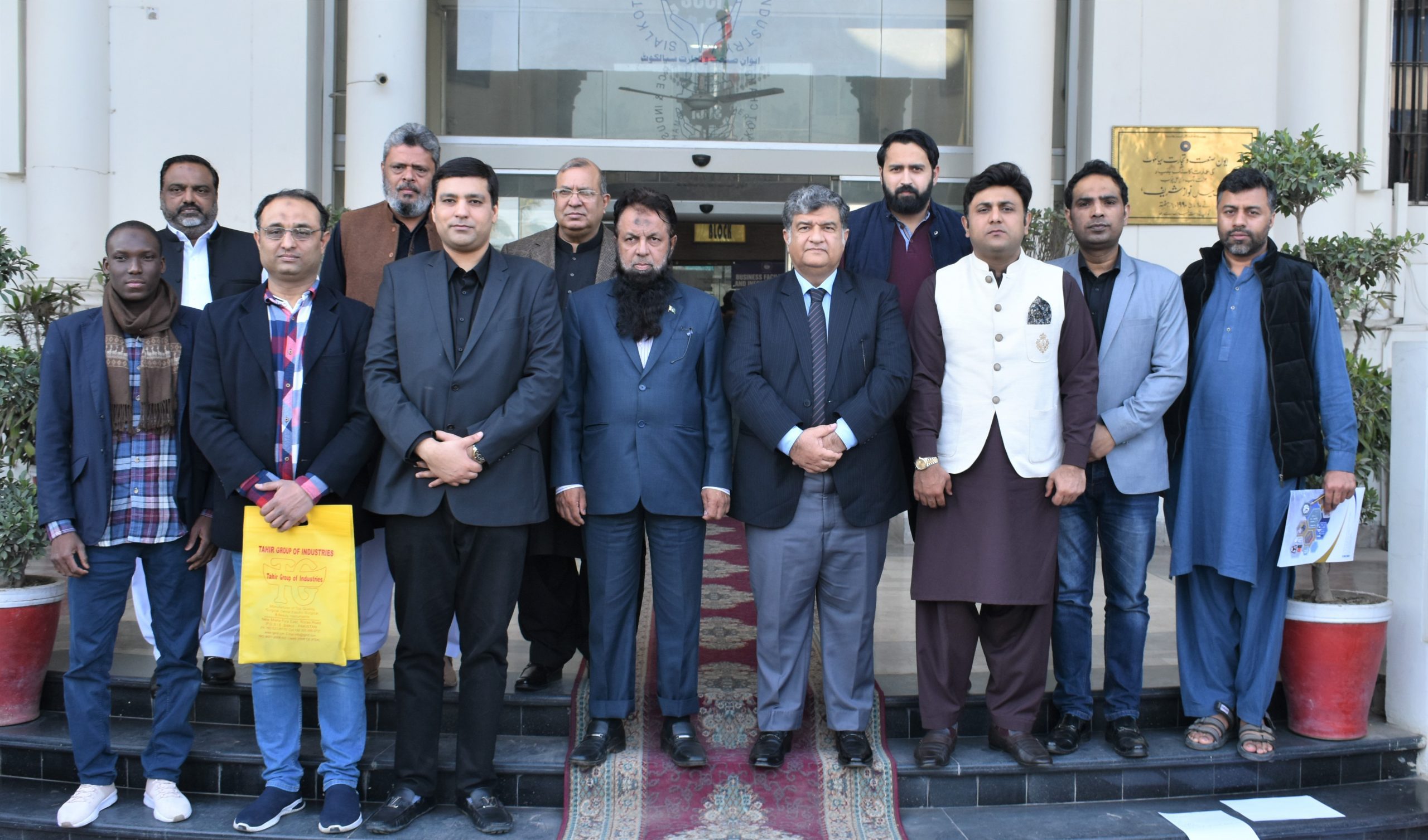 On March 04, 2022, His Excellency Mr. Ahmed Ali Sirohey, Ambassador of Pakistan to Niger visited Sialkot Chamber of Commerce and Industry. 🇵🇰🇳🇪 Mian Imran Akbar, President, Sheikh Zohaib Rafique, Senior Vice President and Mr. Qasim Malik, Vice President, Sialkot Chamber received the honorable guest and shared immense pleasure on His Excellency’s visit to Sialkot Chamber.  Mian Imran Akbar stressed that both countries should facilitate single country trade exhibitions and frequent trade delegation should be exchanged between both countries to encourage B2B Linkages. On the occasion, Sheikh Zohaib Rafique Sethi said that Africa is a huge market and made in Sialkot products have great potential in African region.  H.E. Ahmed Ali Sirohey appreciated the projects completed under Sialkot Chamber and assured his full cooperation in providing facilitation in boosting economic activity by improving cooperation and creating private sector linkages.