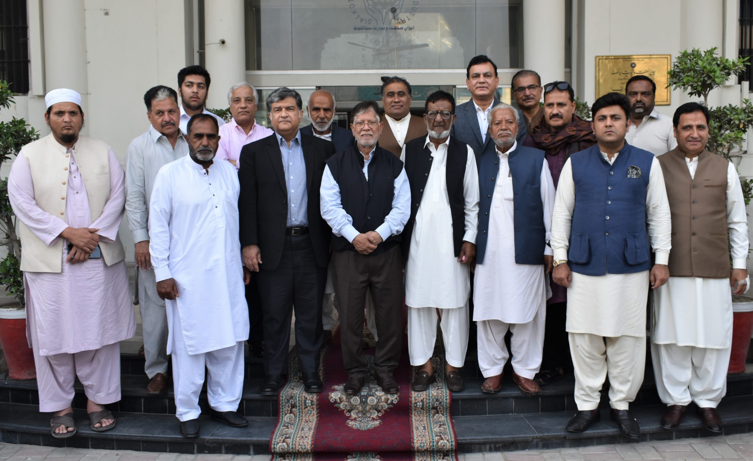 A delegation of Chakwal Chamber of Commerce & Industry led by Mr. Qazi Muhammad Akbar Vice President FPCCI Punjab along with Executive Members of Chakwal Chamber visited the Sialkot Chamber of Commerce & Industry on March 18, 2022.  Mian Imran Akbar, President, Sheikh Zohaib Raffique Sethi, Senior Vice President, Mr. Qasim Malik, Vice President and Executive Committee Sialkot Chamber of Commerce & Industry warmly welcomed the guests. Mian Imran Akbar, President SCCI discussed the areas of mutual cooperation and future collaborations for properly highlighting the issues of trade and industry in the Government Corridors.