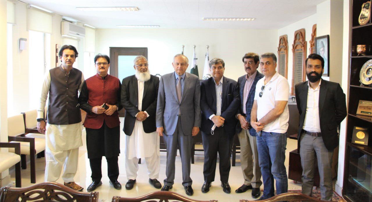 Mian Imran Akbar, President Sialkot Chamber of Commerce & Industry along with Mr. Usman Dar, Special Assistant to Prime Minister on Youth Affairs led a delegation of the Business Community of Sialkot for a meeting with Mr. Abdul Razak Dawood, Advisor to Prime Minister on Commerce & Investment on March 16, 2022.  The issue of the pending release of LTLD and DDT SRO was discussed. The Advisor assured of expedited release to facilitate the value-added export sectors of Sialkot.