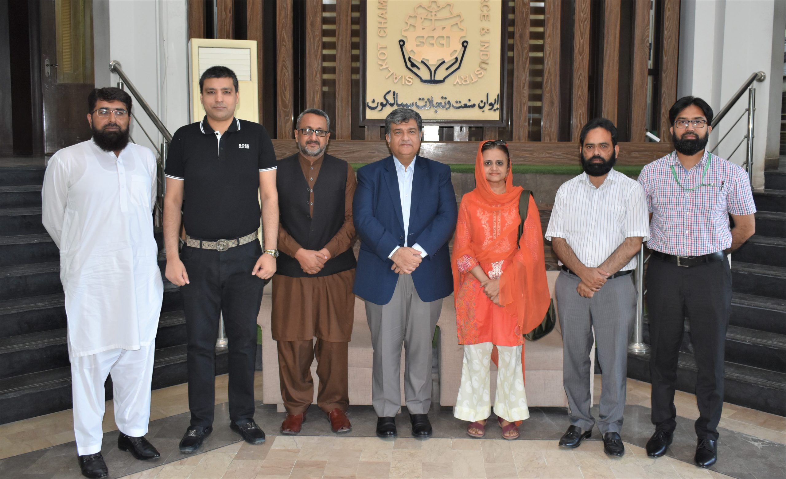 A delegation of Government College Women University Sialkot led by Dr. Asma Waheed Qureshi, Convener CIEC (GCWUS) visited the Sialkot Chamber of Commerce & Industry on April 26, 2022. President Sialkot Chamber Mian Imran Akbar and Senior Vice President Mr. Sheikh Zohaib Rafique Sethi SCCI had a meeting with the delegates to discuss the matter of formulating an Export Knowledge Compendium for Starting Export Business to benefit the young Entrepreneurs.