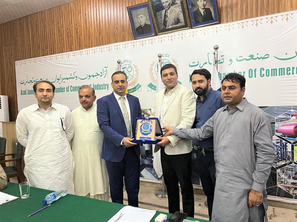 Sheikh Zohaib Rafique Sethi, Senior Vice President Sialkot Chamber visited the Mirpur AJK Chamber of Commerce & Industry on May 18, 2022. Mr. Imtiaz Ahmed, Executive Committee Member SCCI also accompanied him during the visit. During the meeting, Sheikh Zohaib Rafique Sethi said that Business Community of Mirpur and Sialkot should collaborate and cooperate with each other at secretariat level in order to resolve the issues of the Industry.