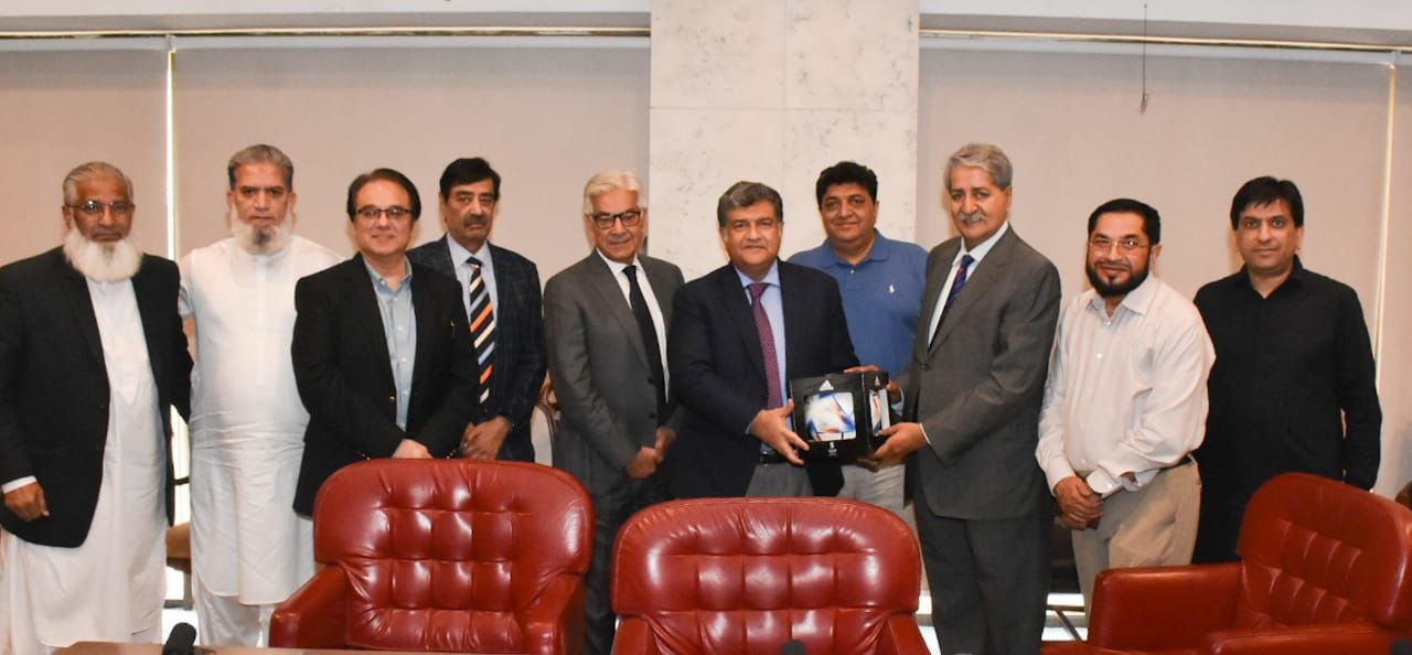 A delegation of Sialkot Chamber of Commerce & Industry led by Mian Imran Akbar, President, Sialkot Chamber had a meeting with Syed Naveed Qamar, Federal Minister on Commerce & Investment and Khawaja Muhammad Asif, Defence Minister of Pakistan on May 09, 2022.  Mian Imran Akbar discussed the matters related to LTLD & DDT Schemes and the project of Sialkot Tannery Zone with Mr. Syed Naveed Qamar.  Khawaja Masood Akhtar and Mr. Ahmed Zulfiqar Hayat also attended the meeting.
