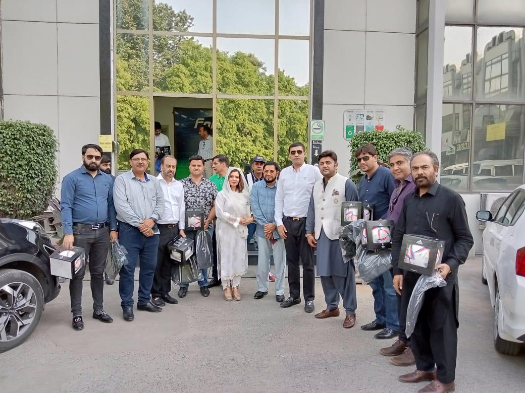 A delegation of Executive Committee members, Sialkot Chamber of Commerce & Industry led by its Senior Vice President Sheikh Zohaib Rafique Sethi and Vice President Mr. Qasim Malik visited the Forward Group Company on May 12, 2022.